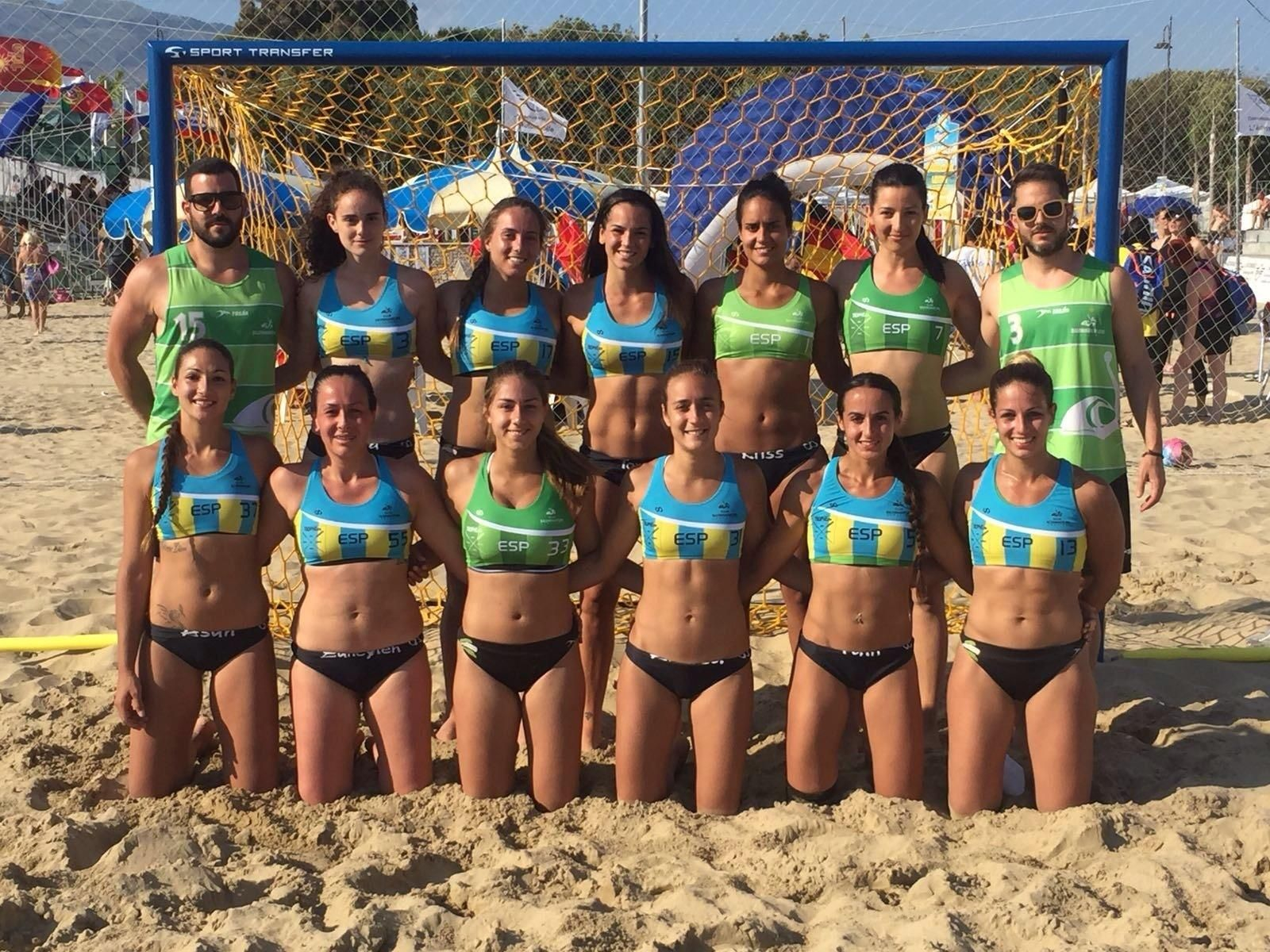 Sara, tercera por la izquierda abajo, y Agustín, primero por la derecha arriba, antes de la final.