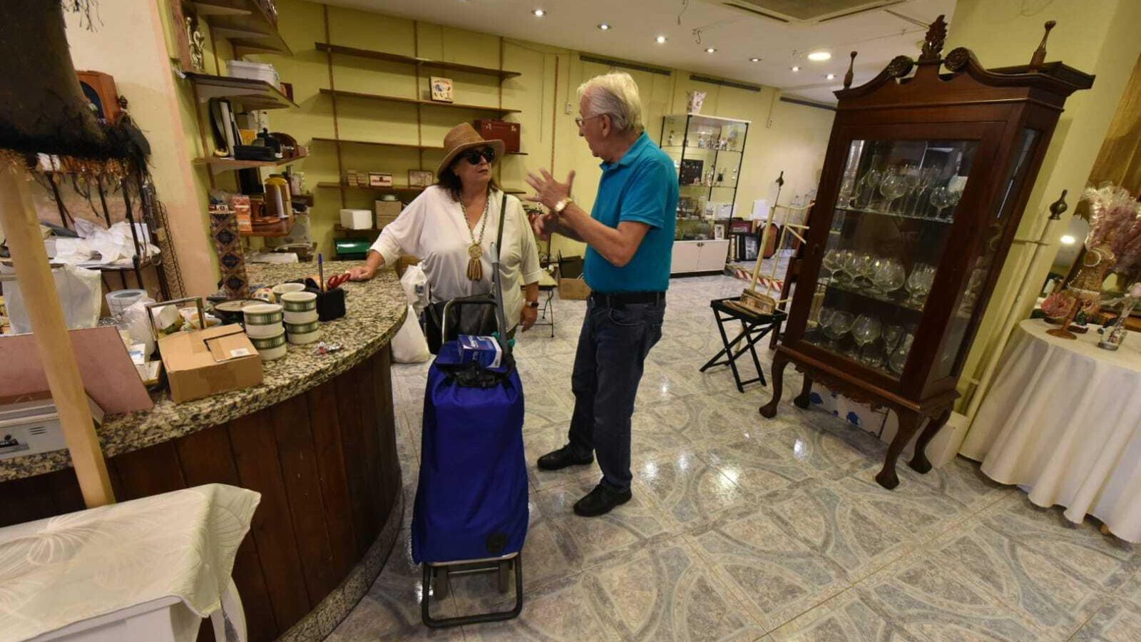 Emilio López Lucuix, con una clienta en la tienda