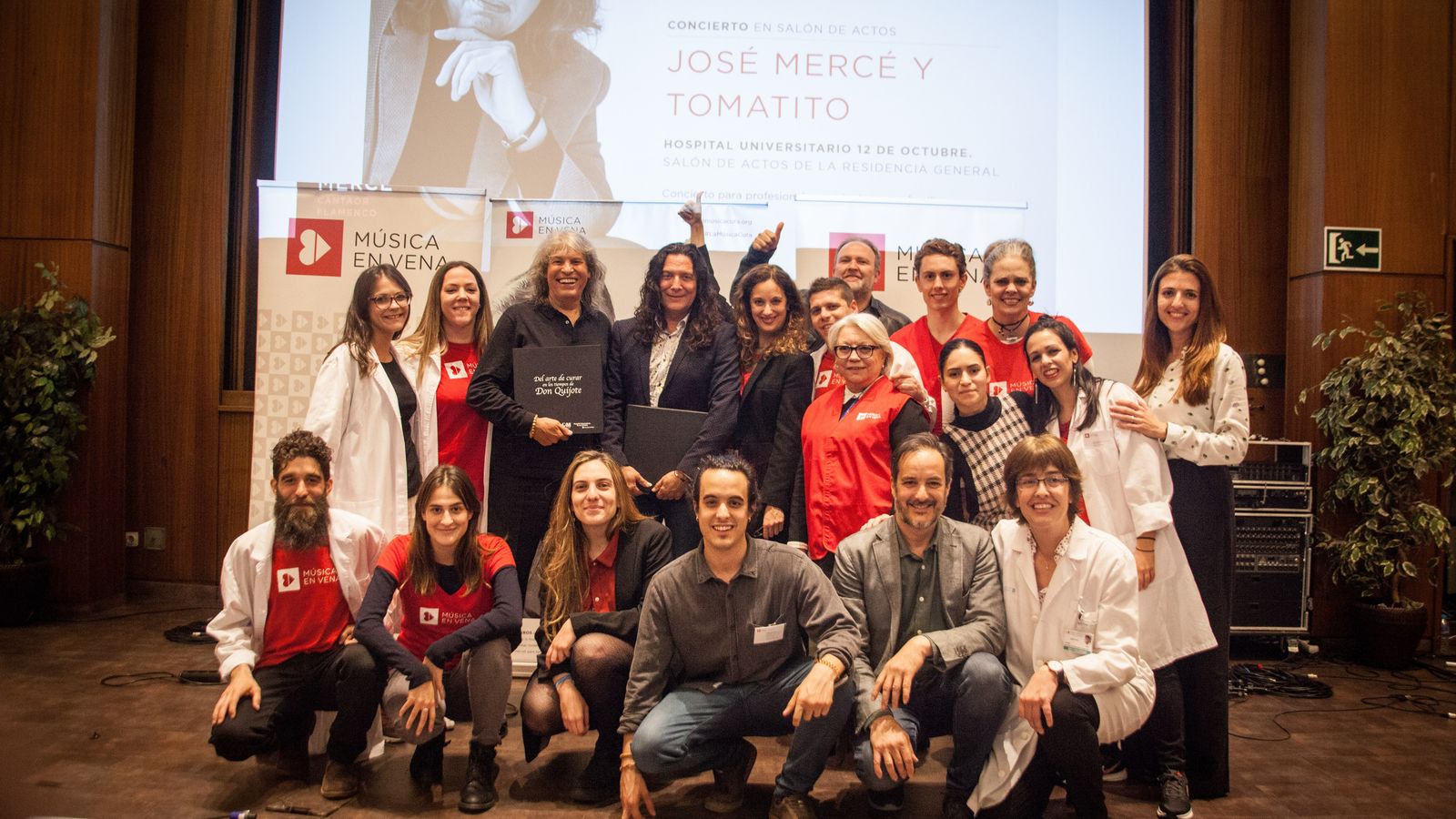Parte del equipo del Hospital junto a los artistas.