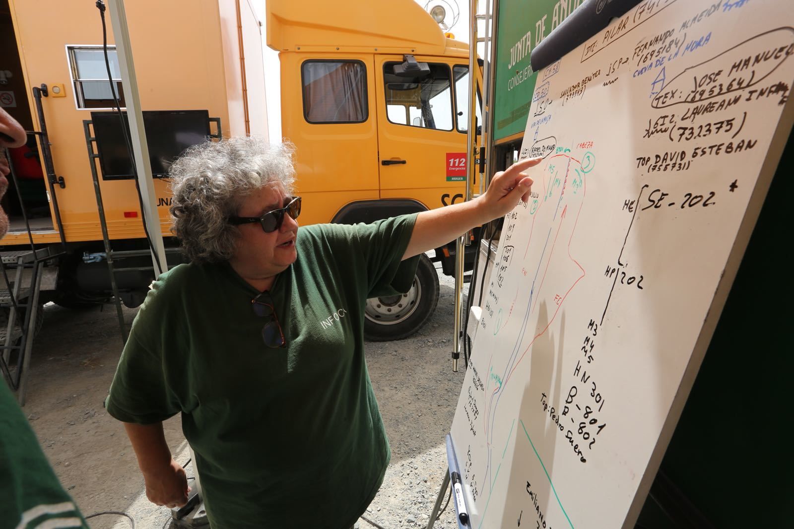 Los trabajos del Infoca en el incendio de Almonaster