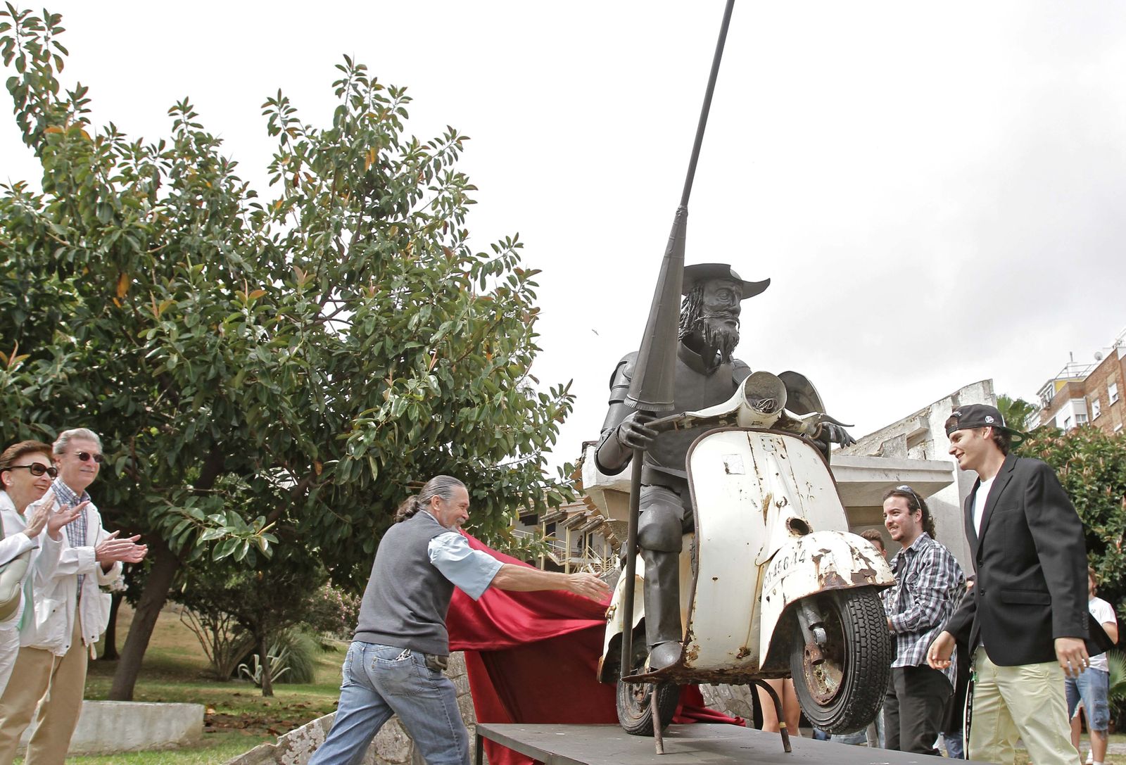 La escultura de Don Quijote montado en moto, en la Escuela de Artes de Algeciras