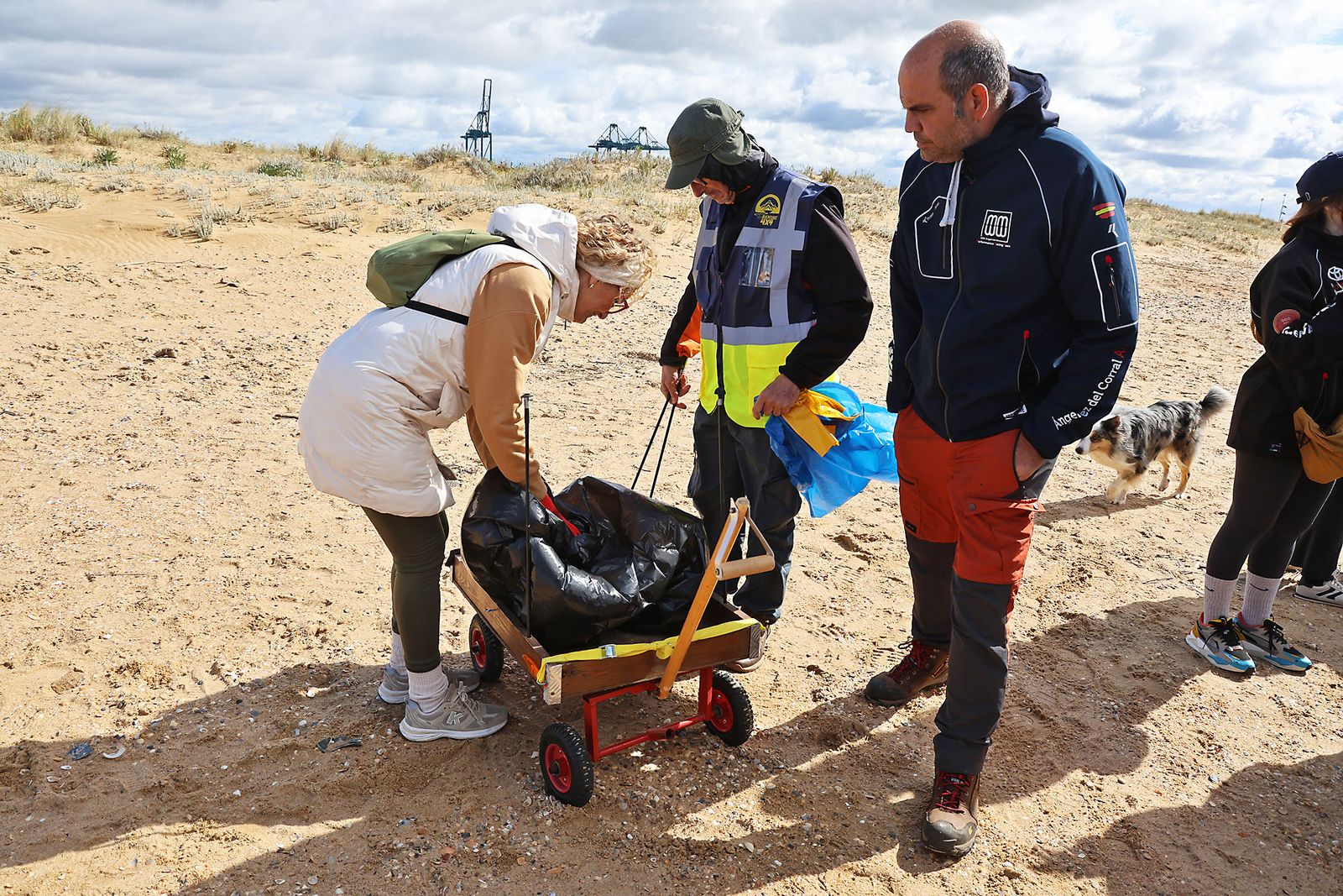 Imágenes de la Acción medioambiental de limpieza en la playa del Espigón, organizada por Gañafote Cup