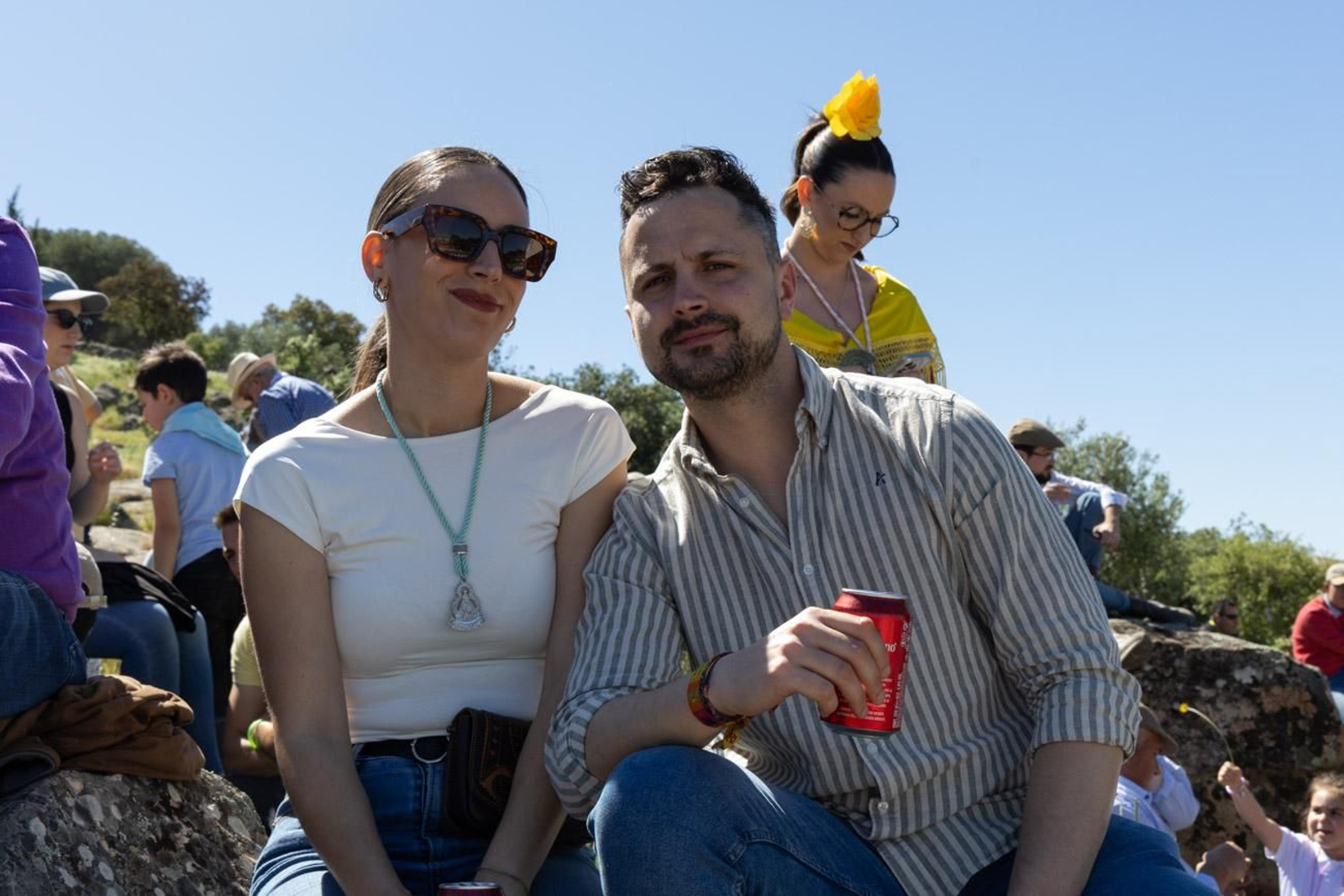 Miles de romeros acuden al encuentro de la Virgen de la Cabeza en su romería