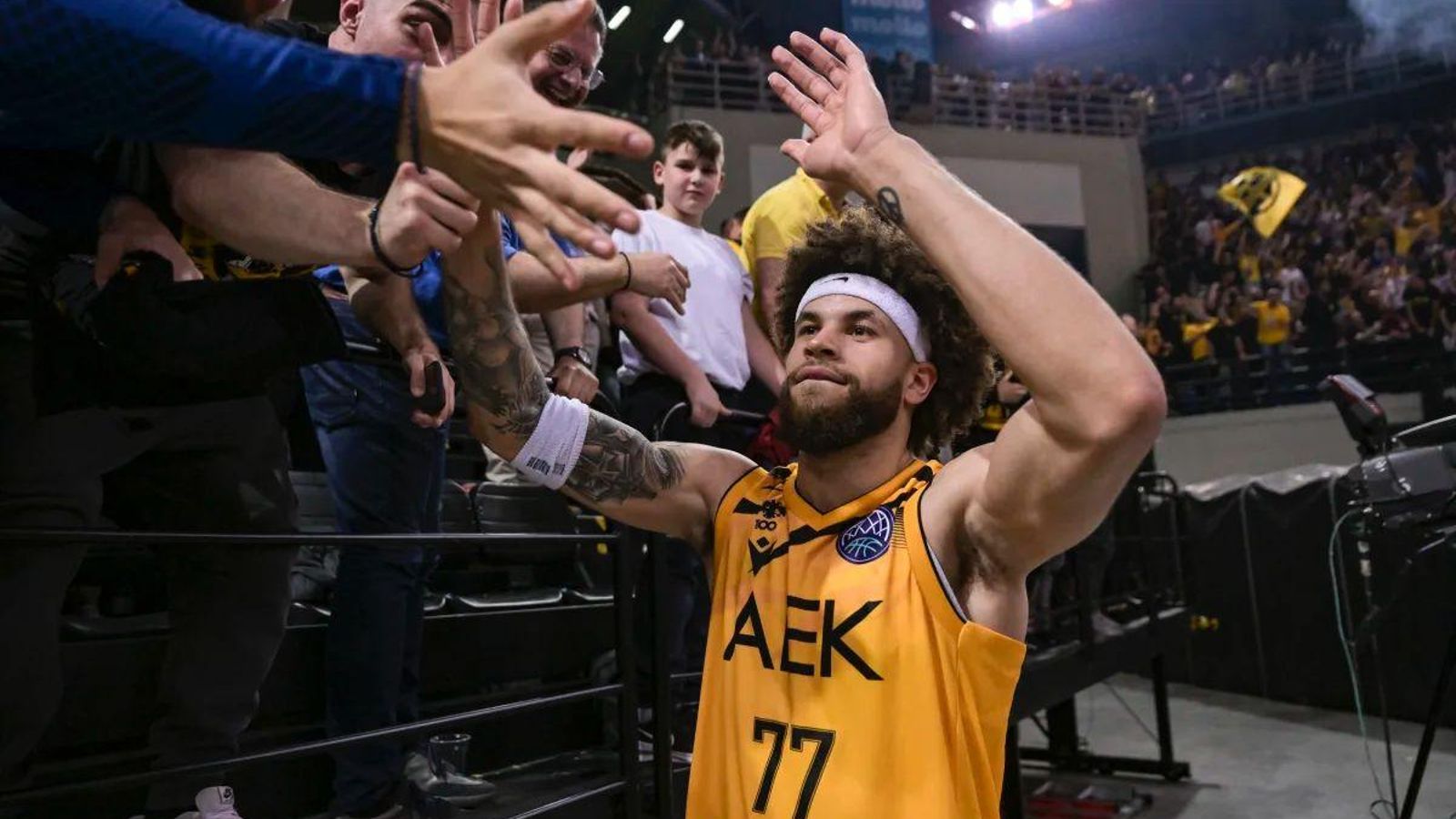 Hale saluda a unos aficionados.