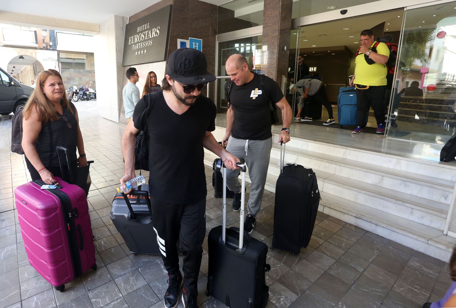 Imagen de archivo en la que se ve a turistas saliendo de un hotel onubense.