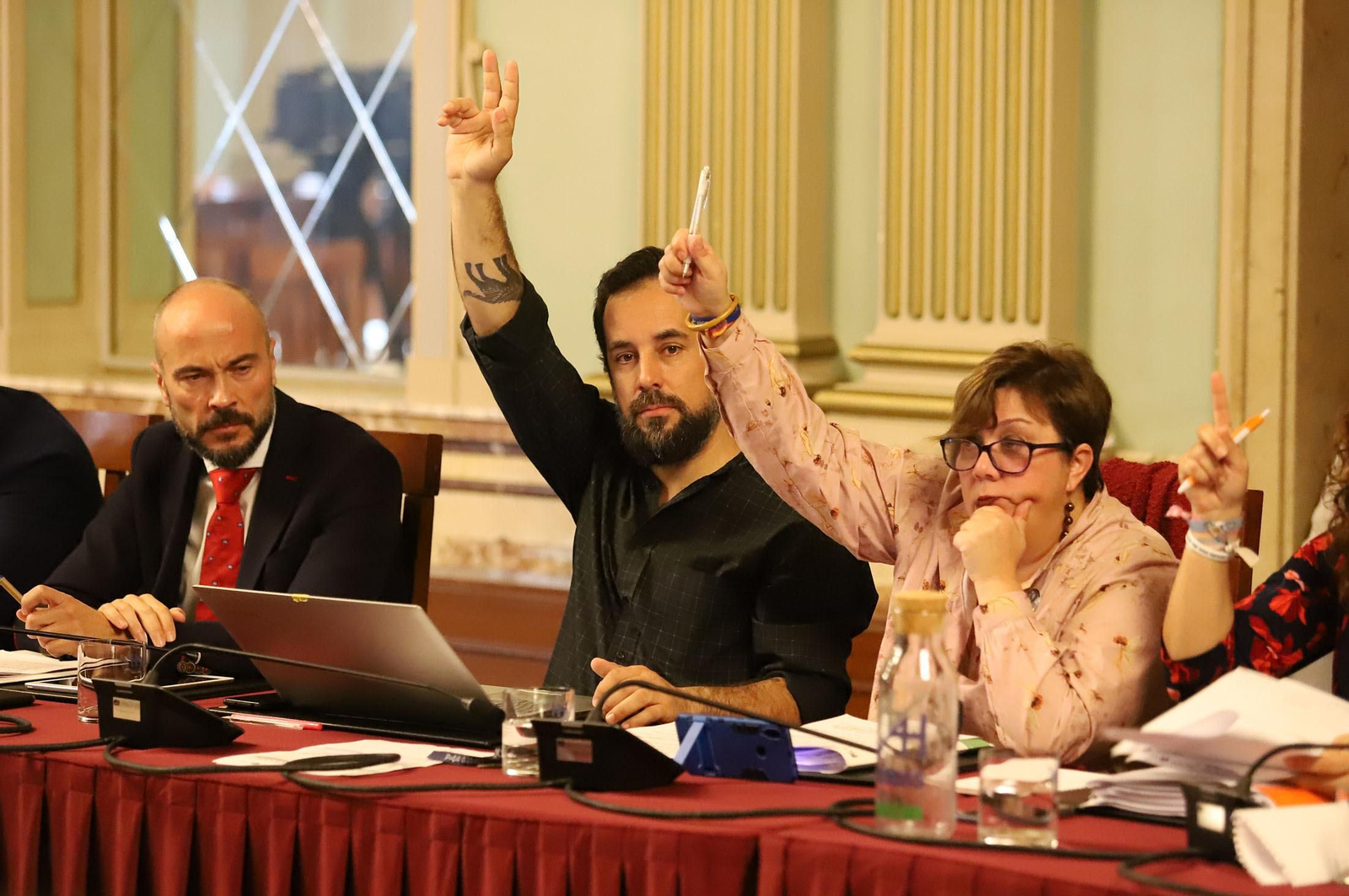 Imágenes del pleno del Ayuntamiento de Huelva