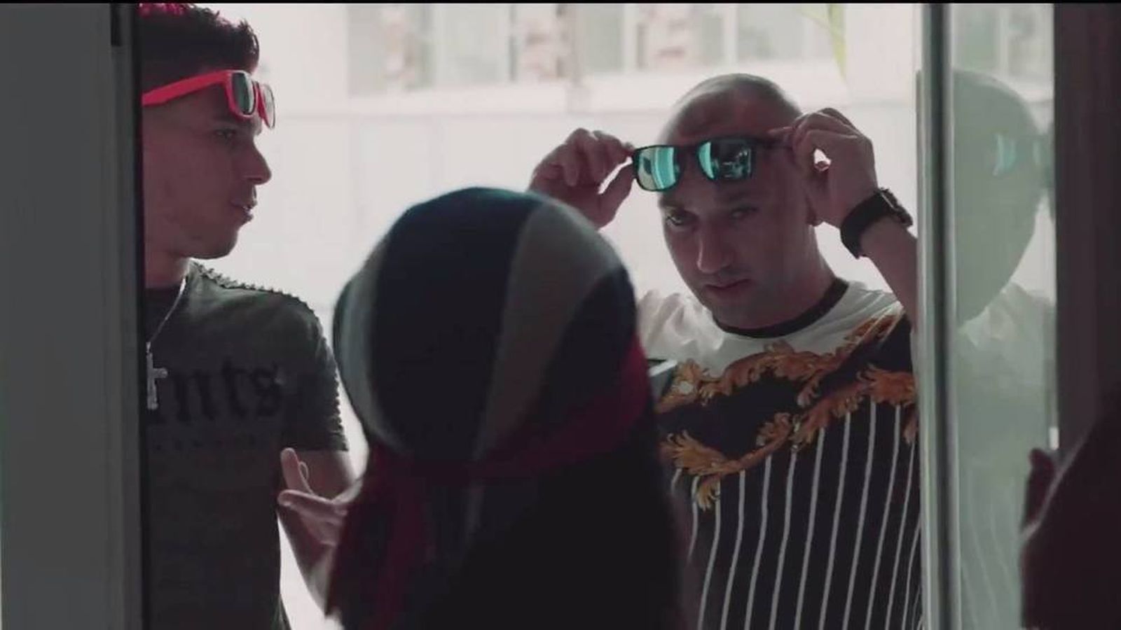 Fotograma del videoclip que coprotagonizó con Clase A.