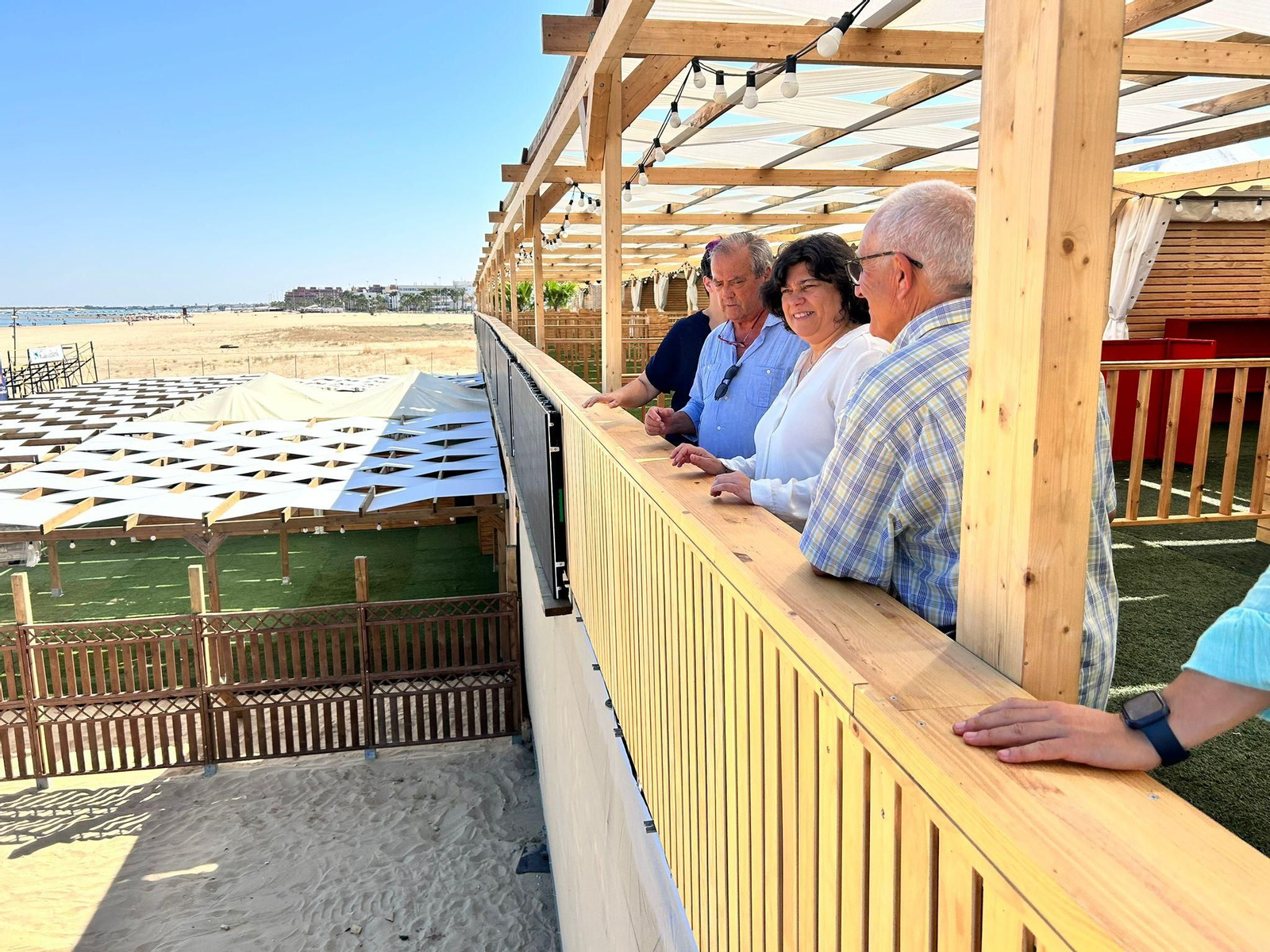 La alcaldesa, Carmen Álvarez, y Rafael Hidalgo, presidente de la Real Sociedad de Carreras de Caballos de Sanlúcar, supervisan el escenario de la llegada en Las Piletas.