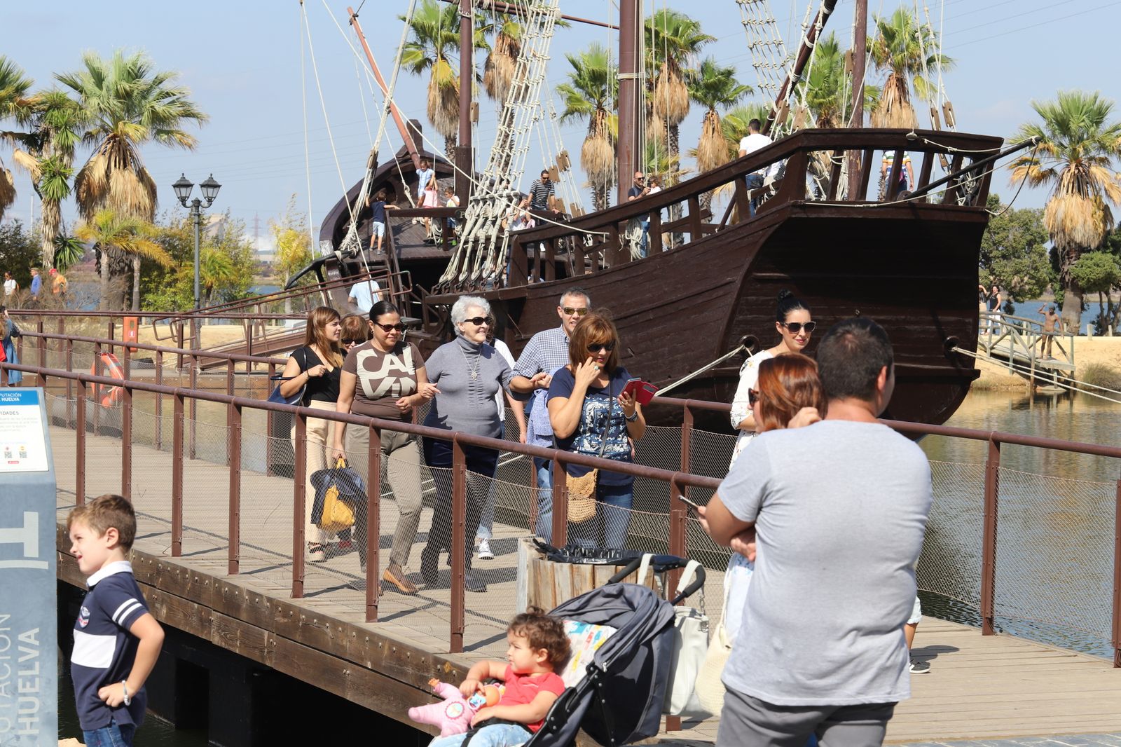 Imágenes de la jornada de puertas abiertas en el Muelle de las Carabelas