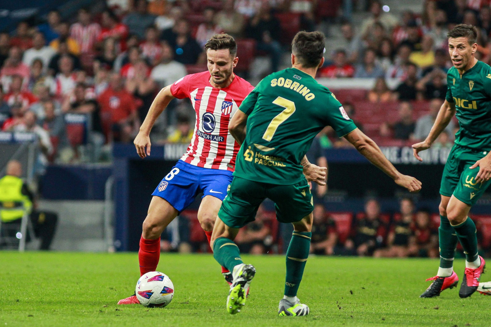 Sobrino intenta impedir el avance de Saúl.