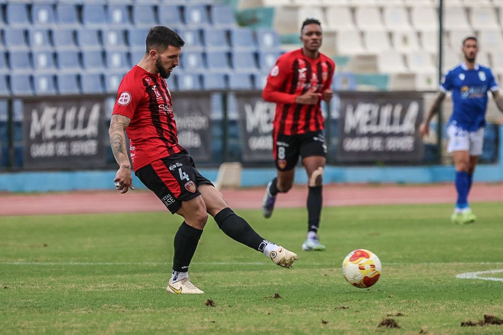 Iván Vela golpea el balón en presencia de Carlos Ramírez.