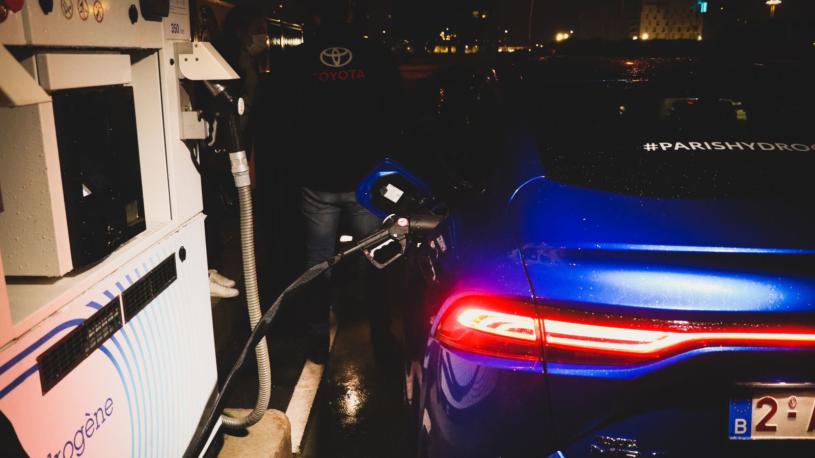 El respostaje, instantes antes del inicio de la prueba que se realizó a las 5:30 de la mañana, permitió disponer de 5,6 kg de hidrógeno a 700 bares para el trayecto.