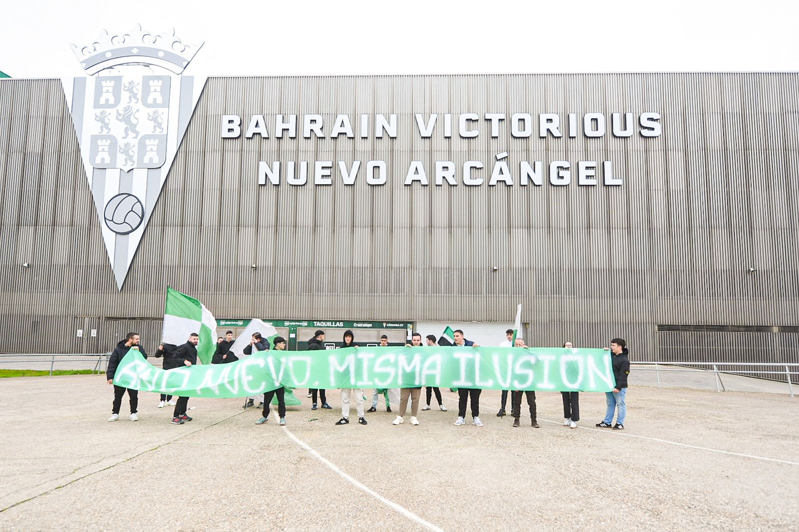 El Córdoba CF se deja querer por su afición en el Día de Año Nuevo: las fotos del entrenamiento de puertas abiertas