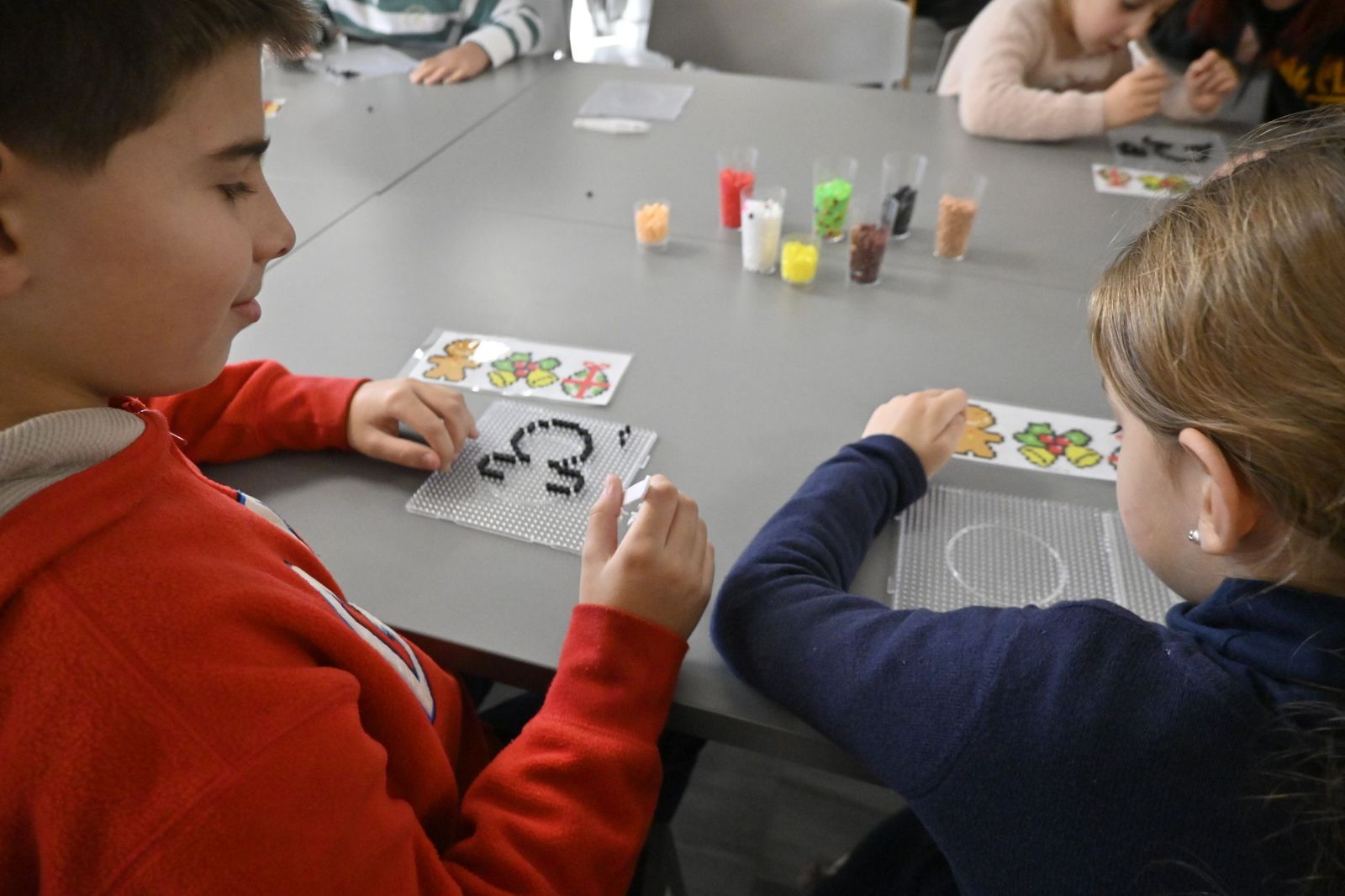 Las fotografías el taller que ofrece la Fundación Cajasol más espectáculo variado con Triky Trake