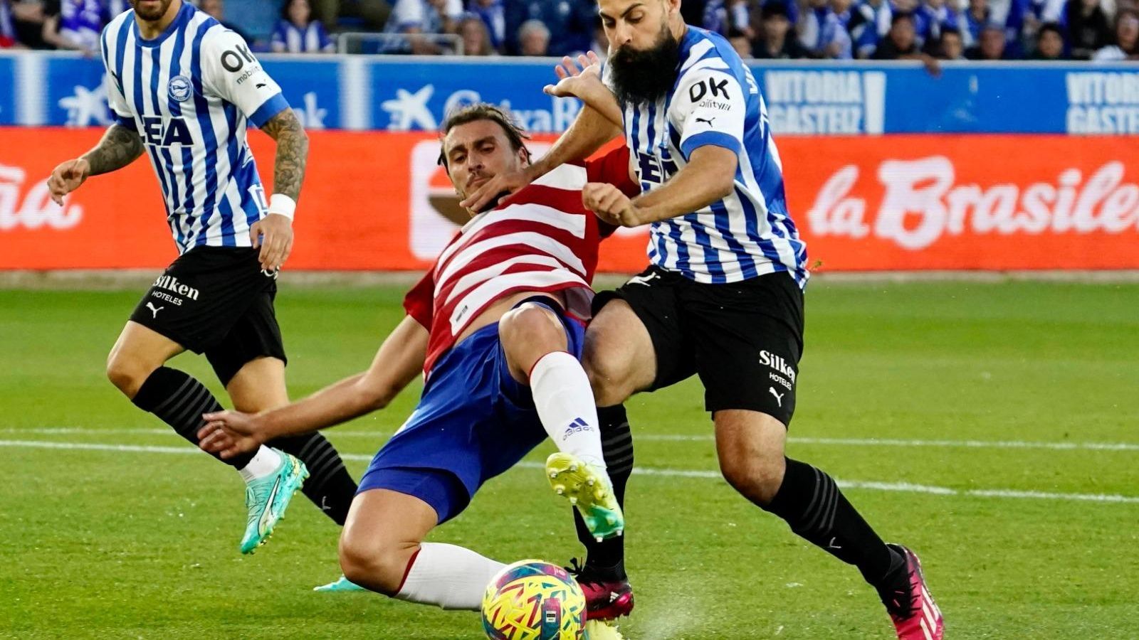 Ignasi Miquel despeja el balón en el partido ante Villalibre