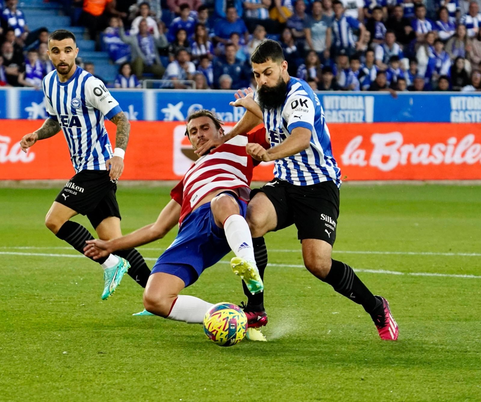 Ignasi Miquel despeja el balón en el partido ante Villalibre