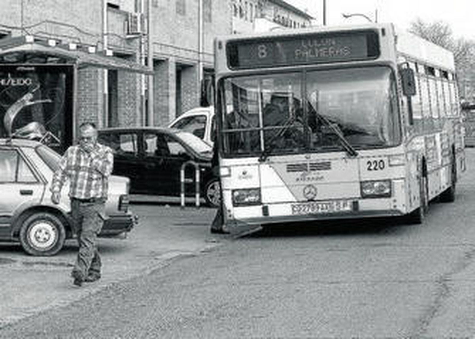 Un autobús de Aucorsa recoge a viajeros a su paso por el barrio de Las Palmeras.