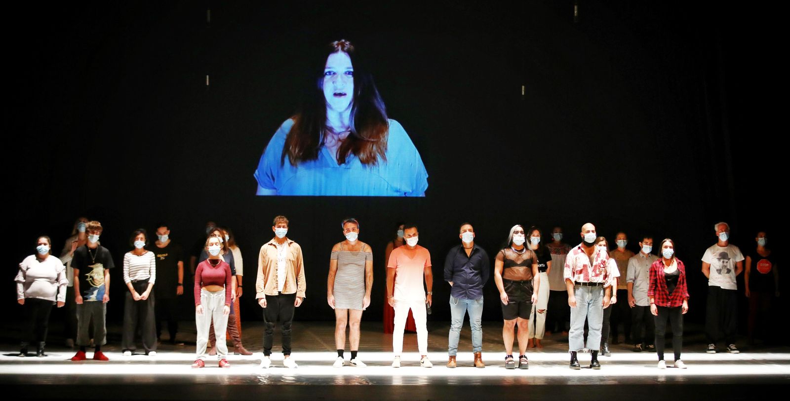 Una escena de la obra 'Atlas', con parte de los gaditanos voluntarios sobre el escenario del Falla.