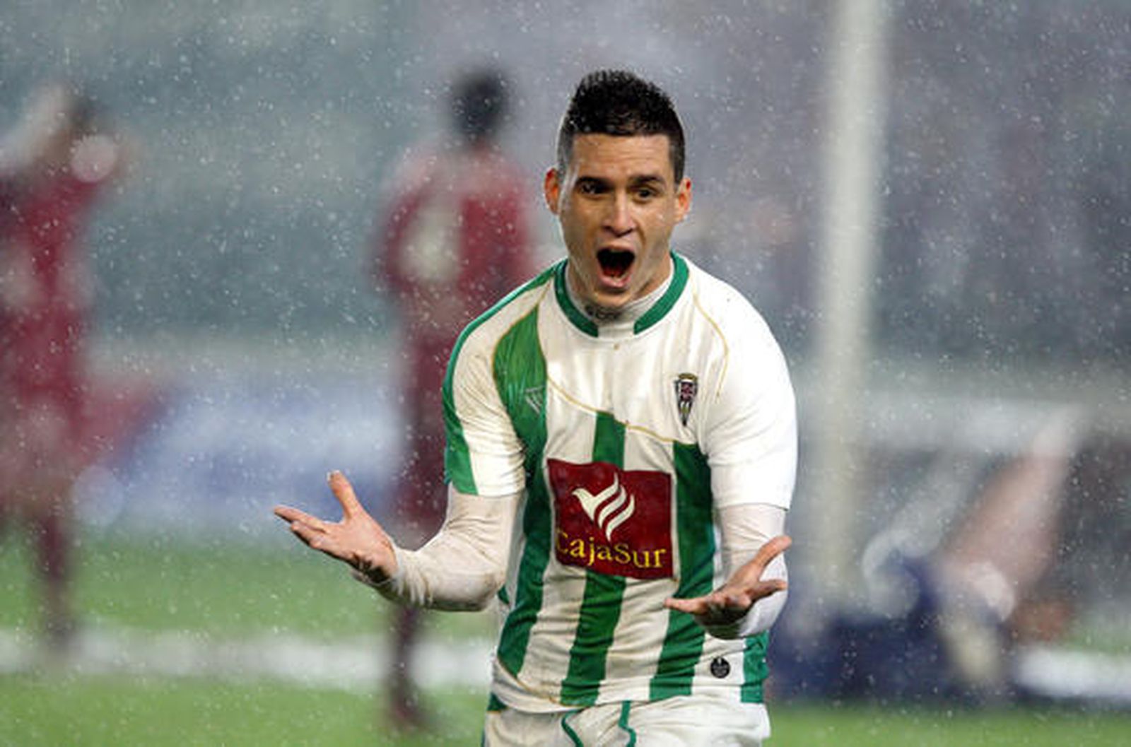 El Córdoba vence al Valladolid 1-0 bajo un diluvio en el Arcángel. / José Martínez