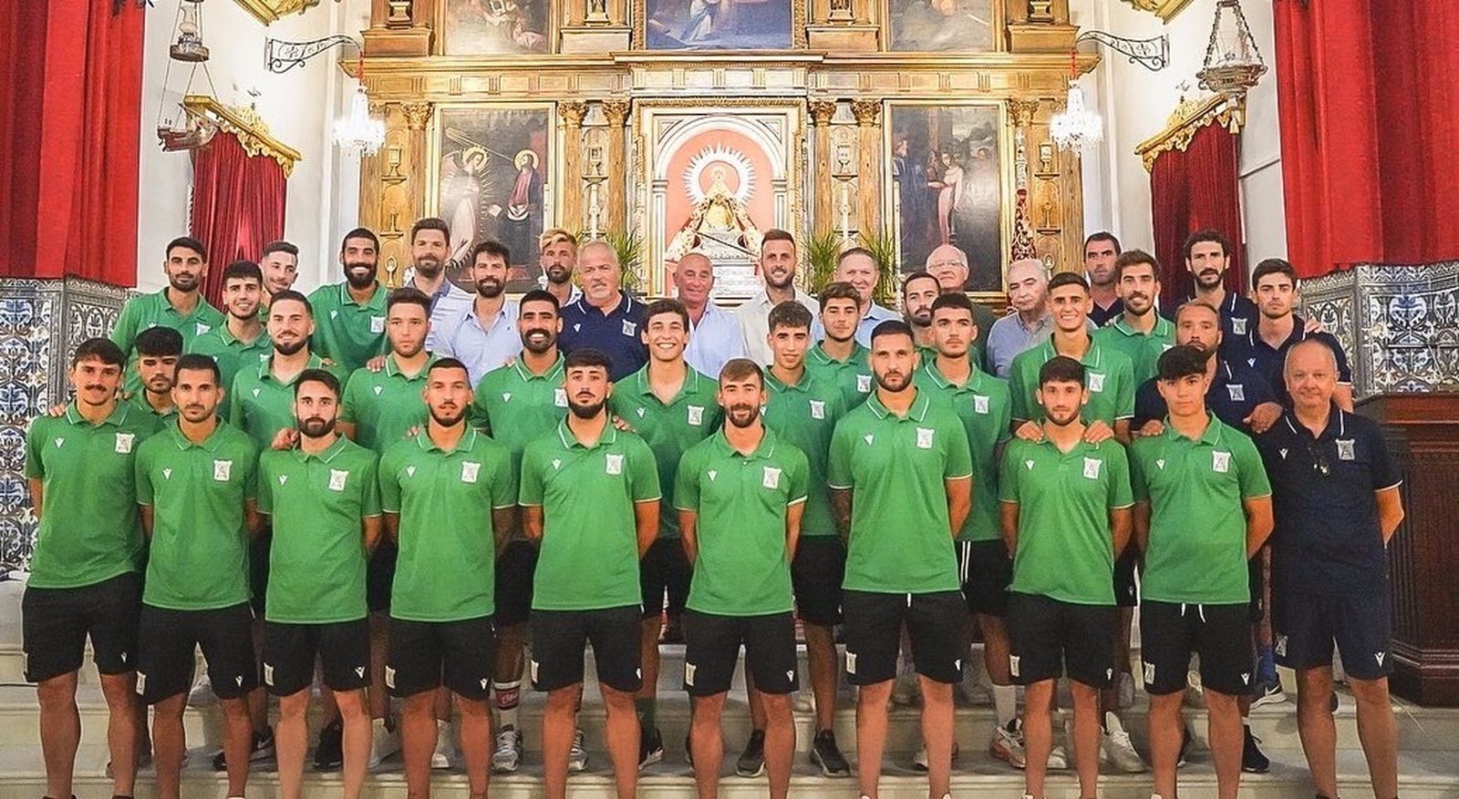 La plantilla del Sanluqueño hizo la ofrenda a la patrona de Sanlúcar.