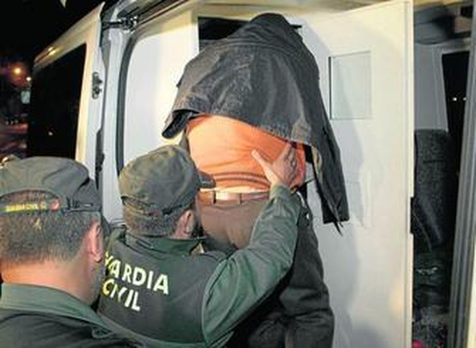 Enrique José Finch entra en el furgón policial tras declarar ante la jueza.