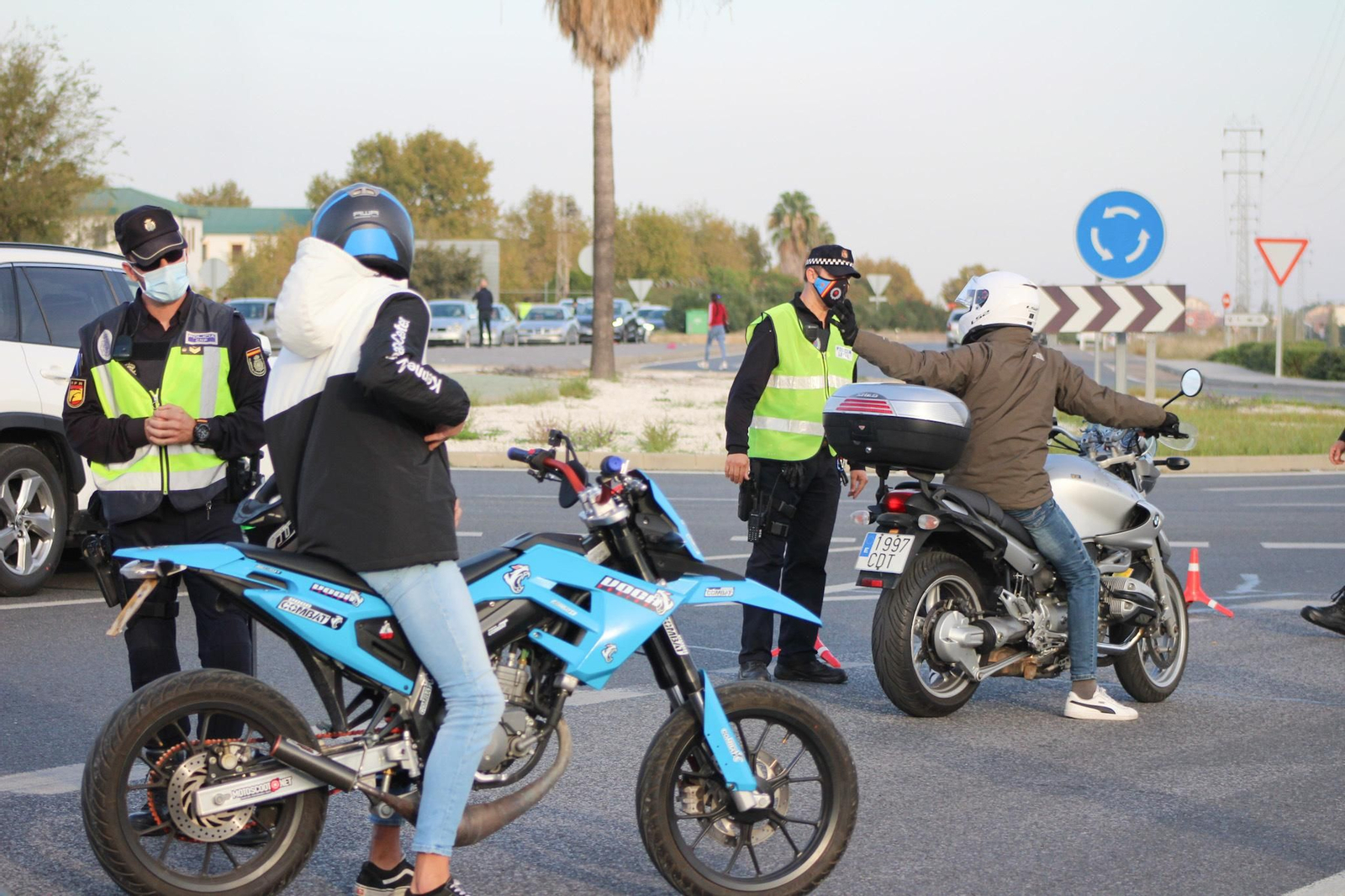 El control de la Policía a la salida de Córdoba, en fotografías