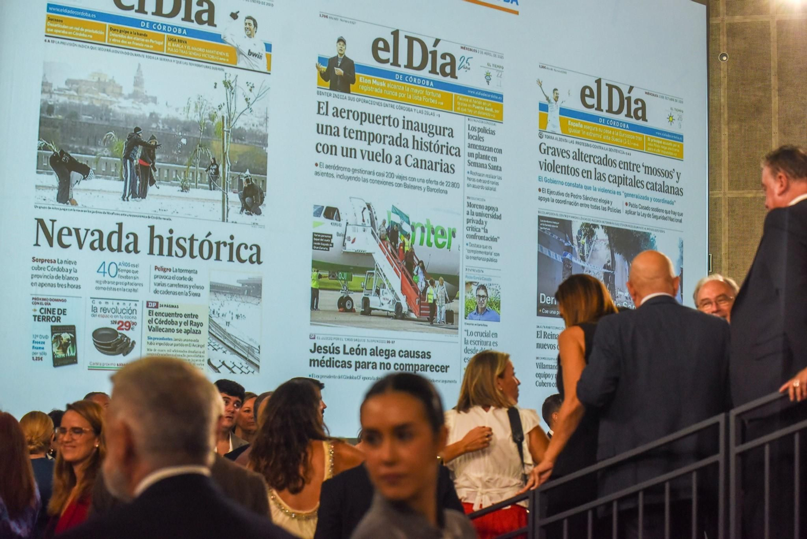 Portadas de 'El Día' proyectadas durante el acto del 25 aniversario.
