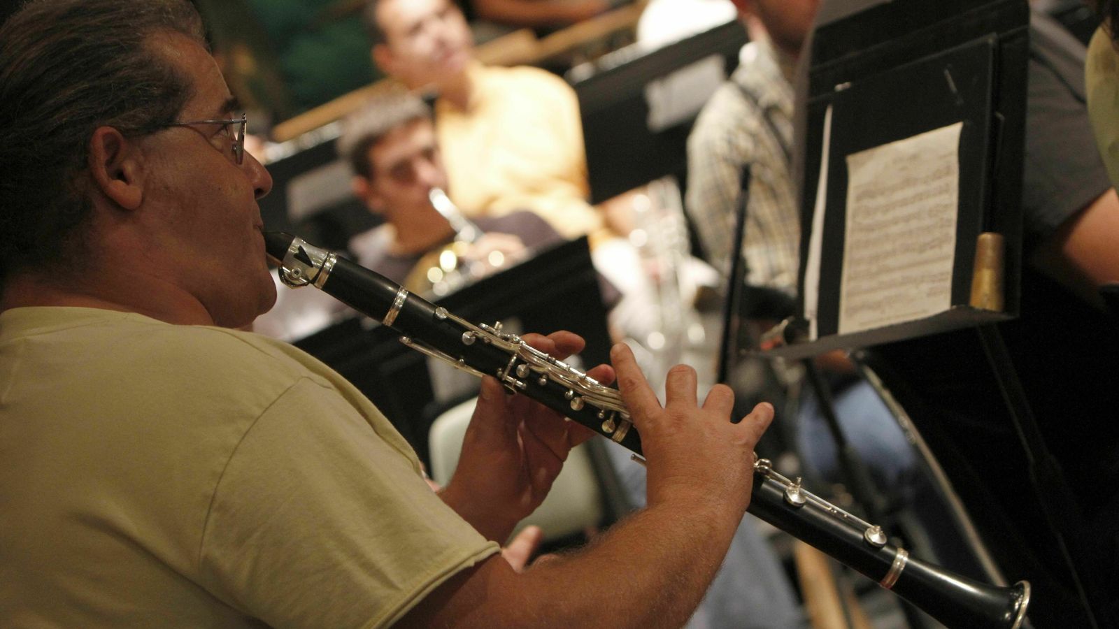 Tocar instrumentos musicales en espacios cerrados será sancionable si ya existen quejas por molestias a vecinos.