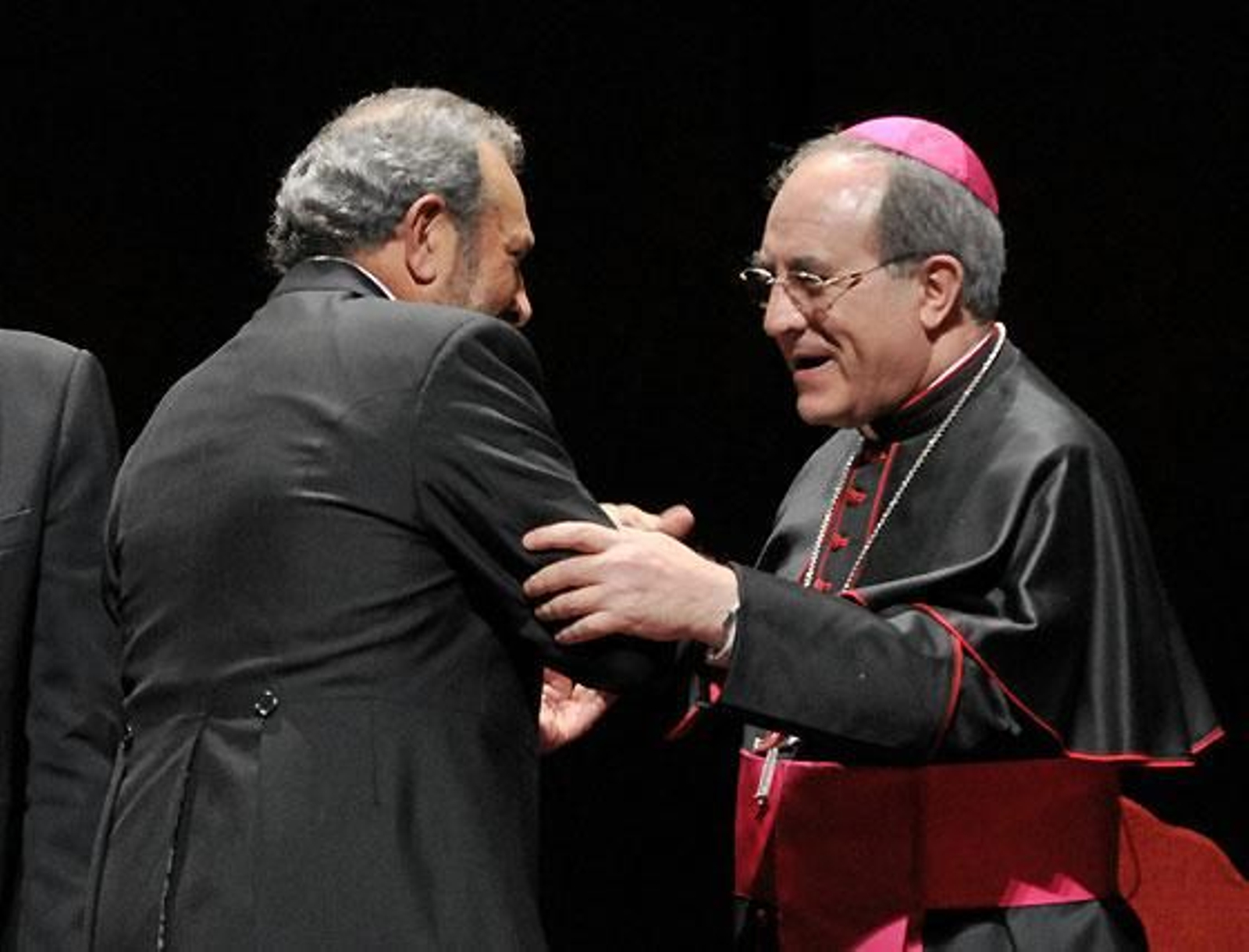Antonio García Barbeito saluda al arzobispo tras finalizar el Pregón.

Foto: Manuel Gómez