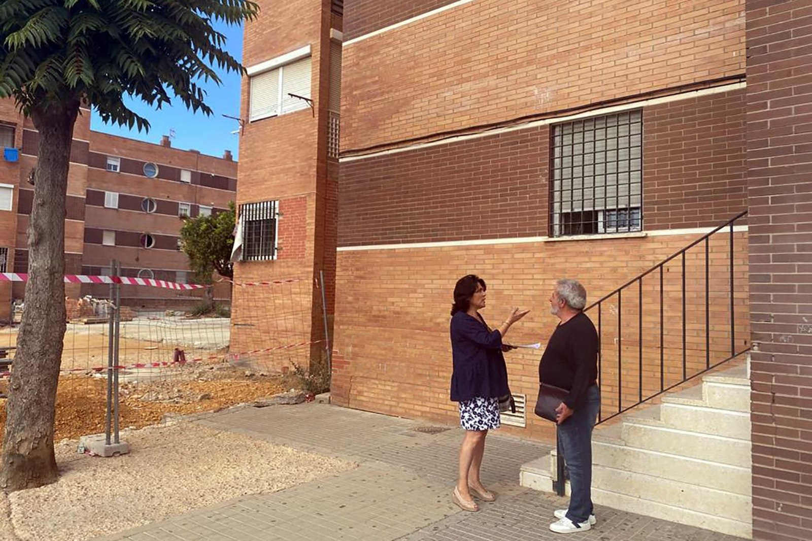 La concejala de Bienestar Social, Mariló Camacho, visita las viviendas de Juan Carlos I. La concejala de Bienestar Social, Mariló Camacho, visita las viviendas de Juan Carlos I.