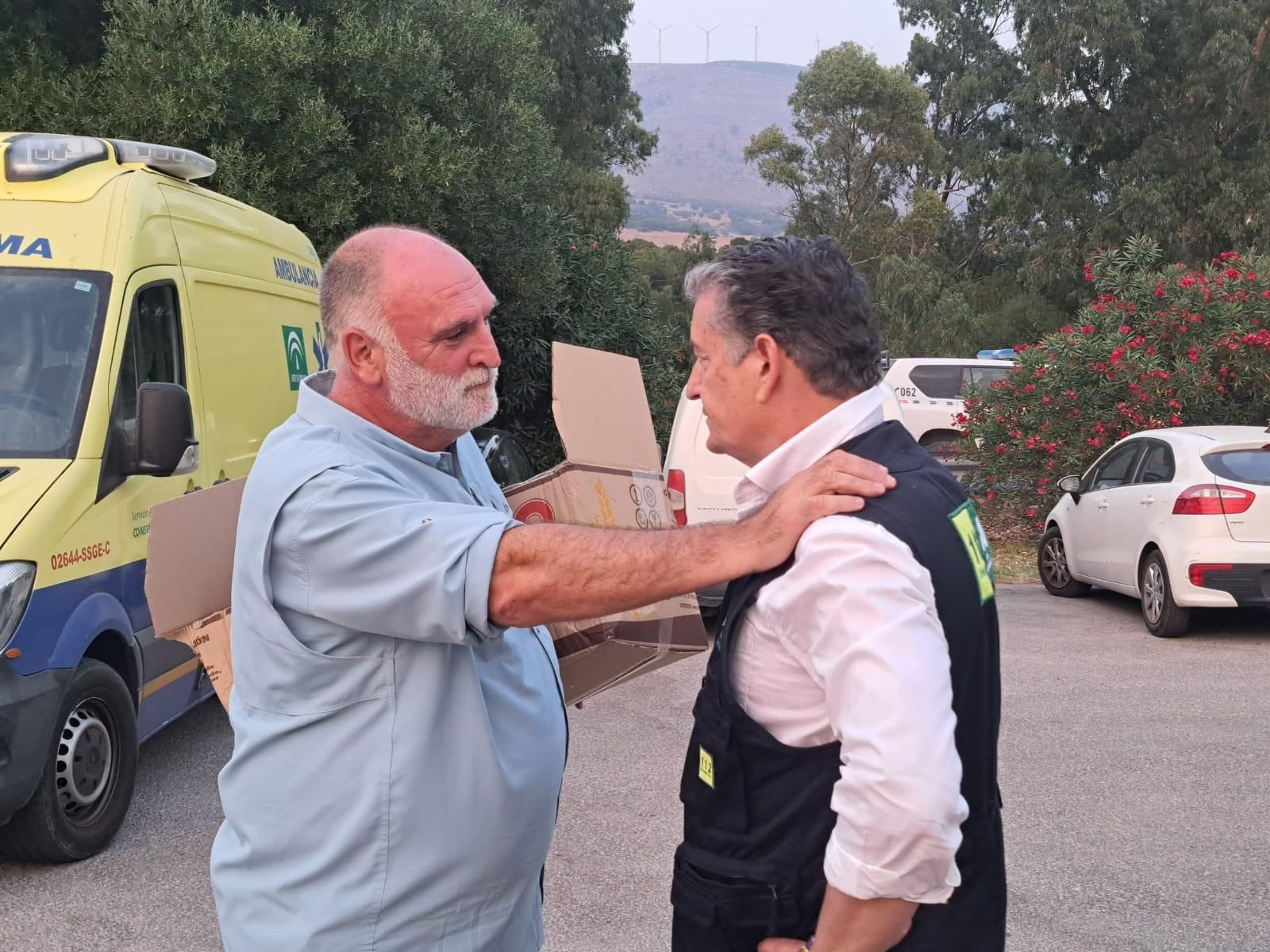 José Andrés y Antonio Sanz, junto al centro de mando del incendio.
