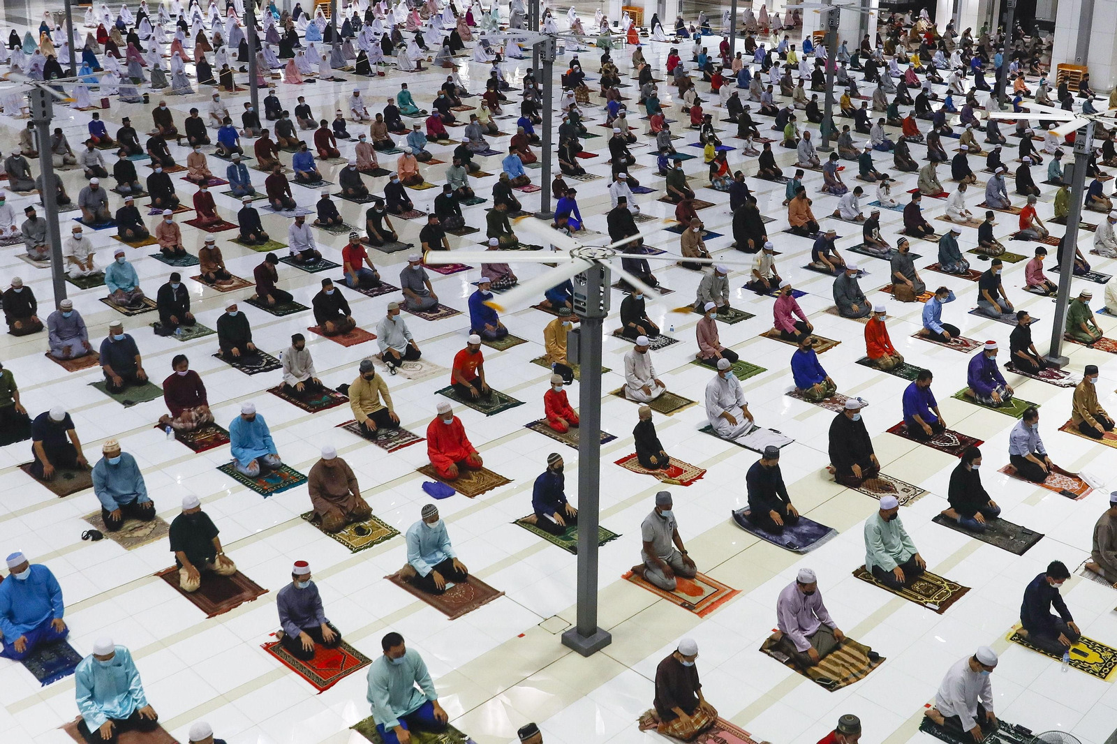 Musulmanes durante un de sus rezos durante el Ramadán. Musulmanes durante un de sus rezos durante el Ramadán.
