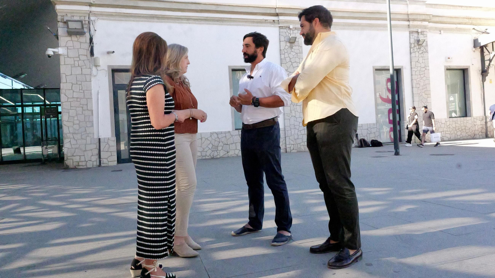 El diputado nacional de Vox por Granada, Jacobo Robatto, en la estación de ferrocarril de Granada
