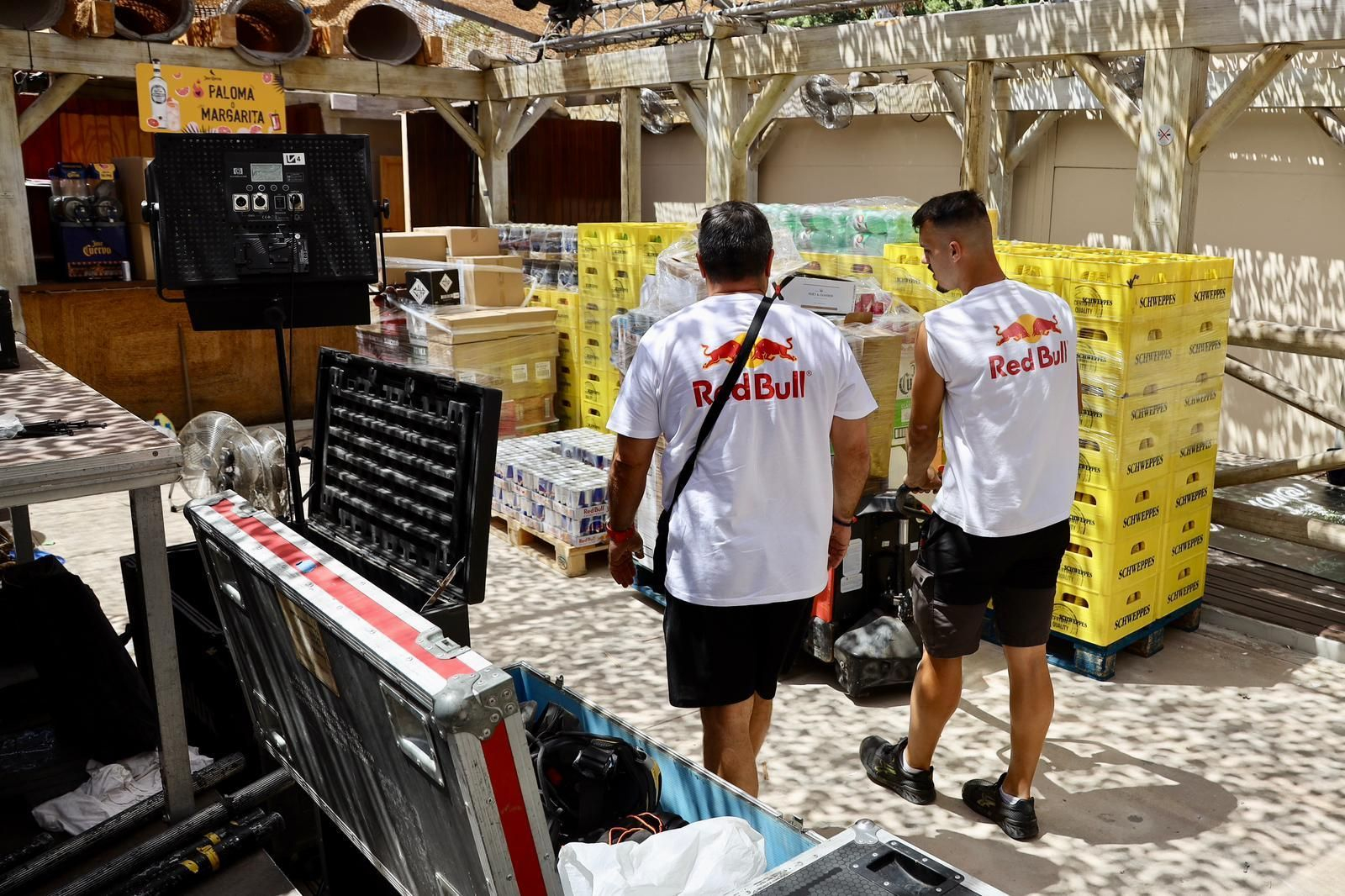 Los últimos preparativos para la Feria de Málaga, en imágenes.