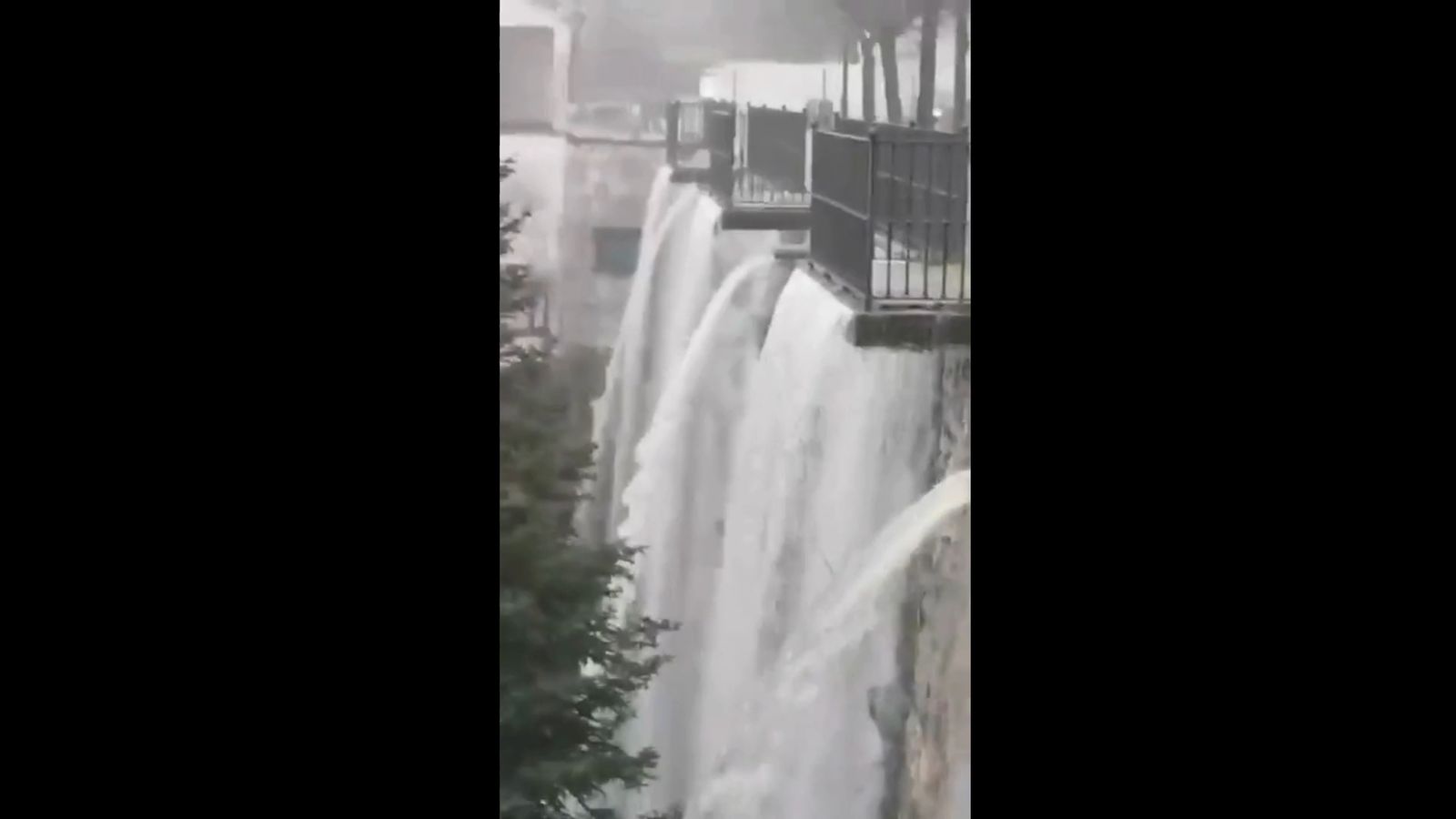 La impresionante cascada que cae de la plaza de los Asomaderos en Grazalema por la cantidad de agua acumulada