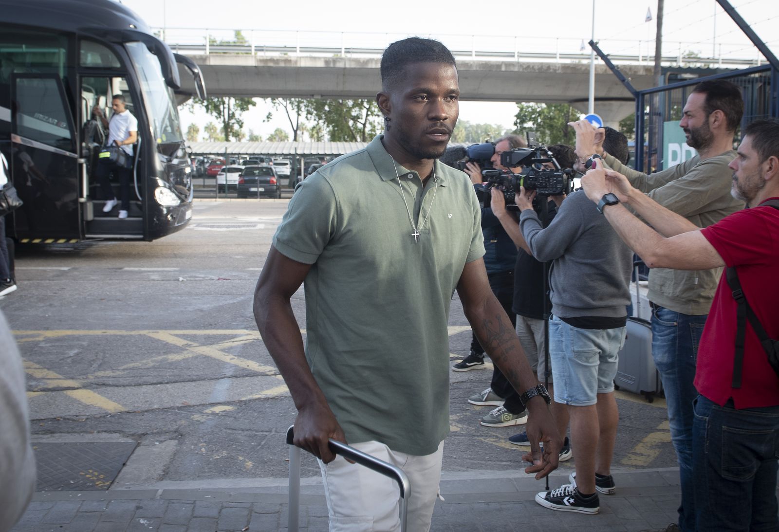 Imágenes del Real Betis en el aeropuerto de Sevilla rumbo a Roma