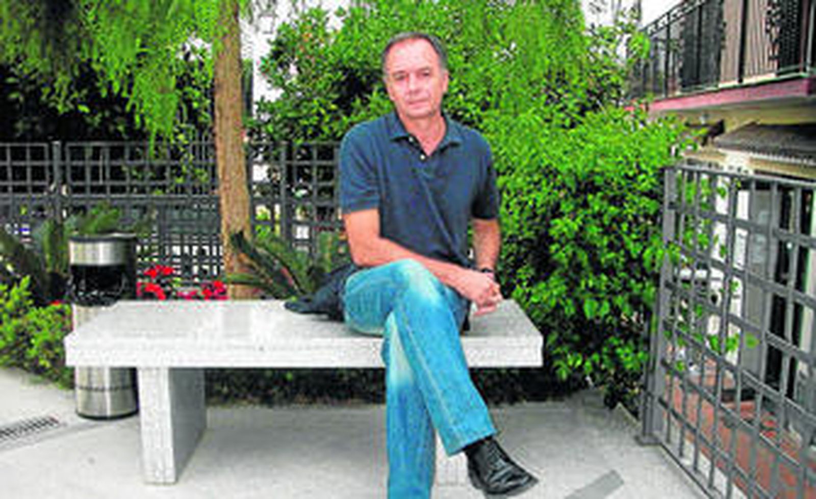 El escritor malagueño, el pasado jueves antes de protagonizar una tertulia en la Feria del Libro marbellí.