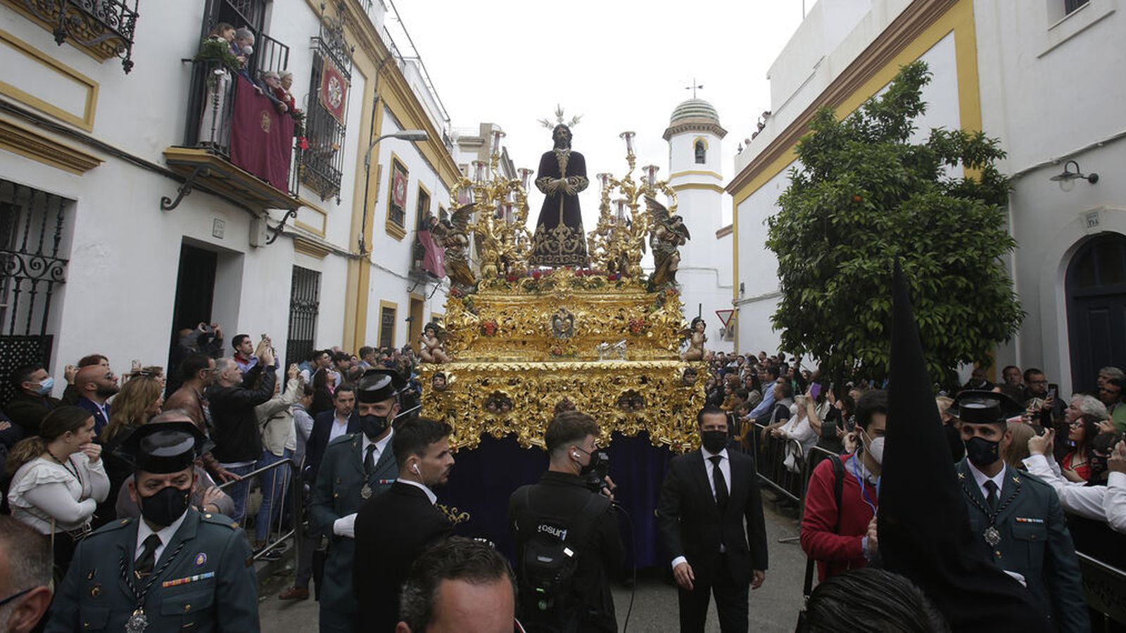 El Cautivo por las calles del barrio una mañana de Lunes Santo