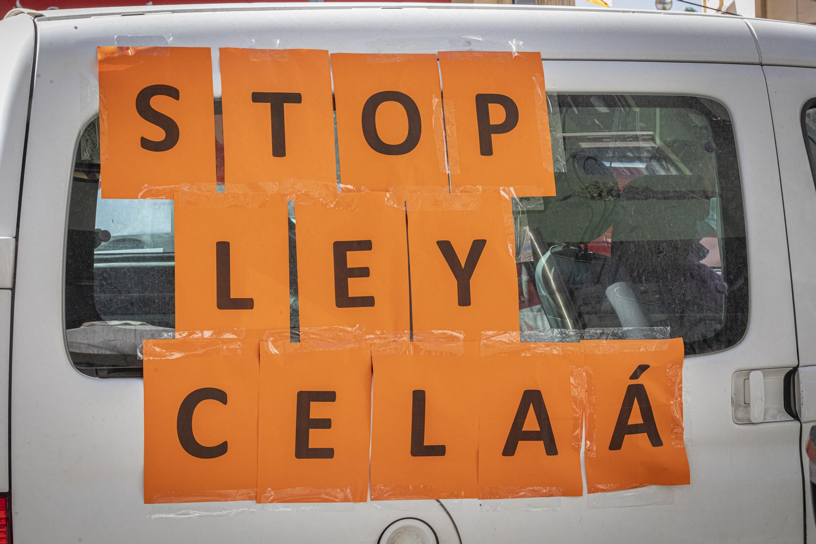 Imágenes de la caravana de coches en Cádiz contra la Ley Celaá