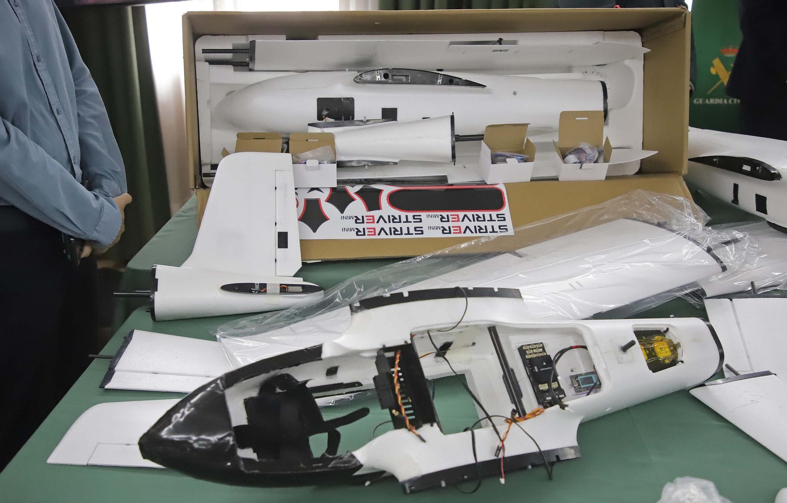 Fotos de los drones de largo alcance para introducir hachís en España desde Marruecos incautados por la Guardia Civil en Algeciras