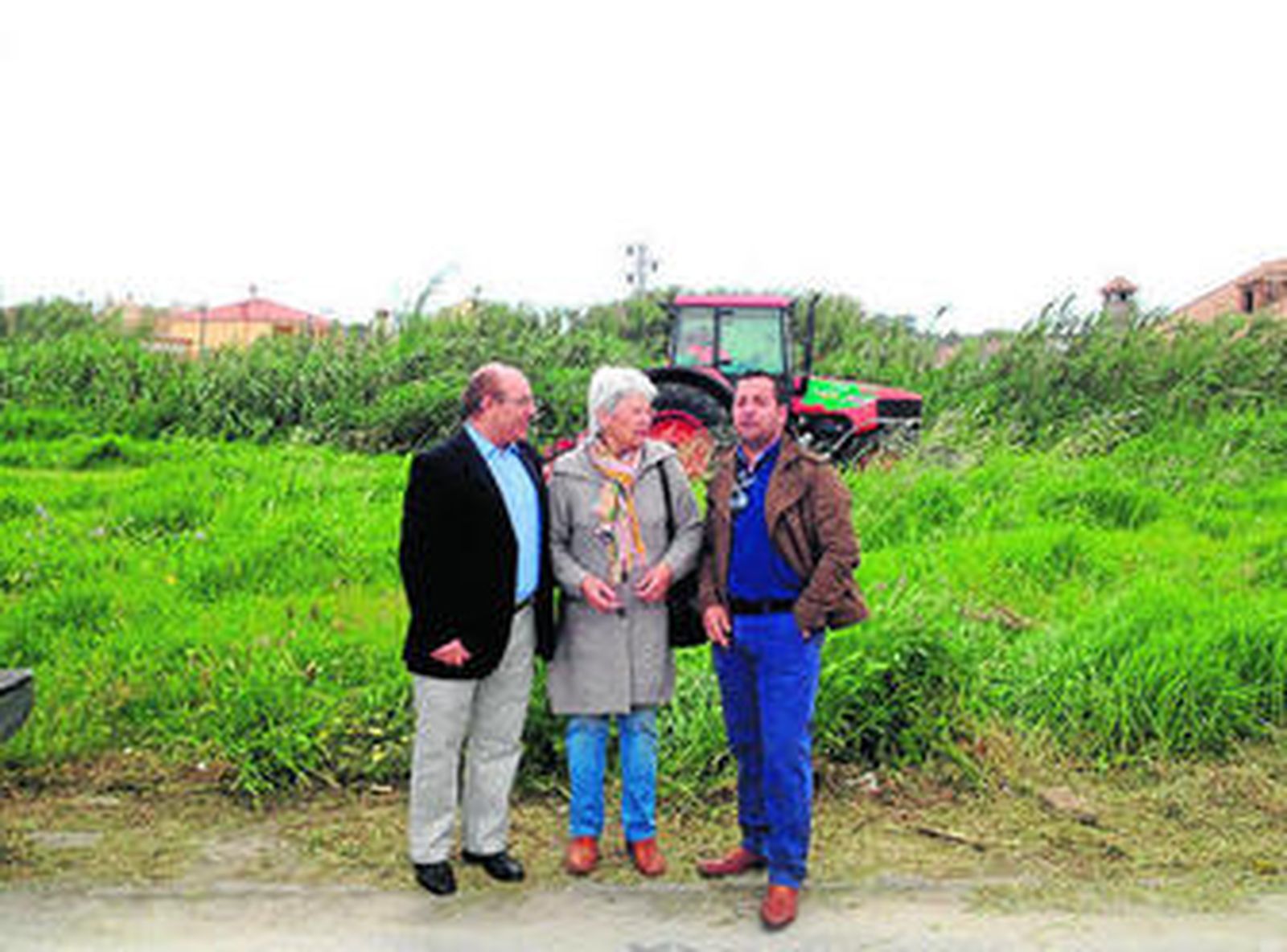 Los delegados y la presidenta de la asociación de vecinos supervisan los trabajos.
