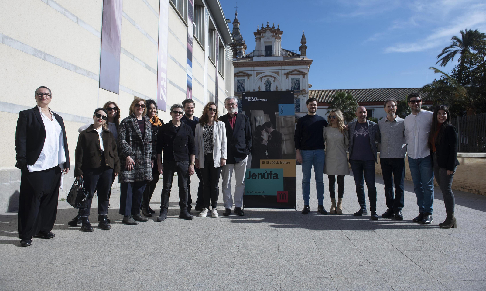 El elenco de 'Jenufa' posa junto al Teatro de la Maestranza.