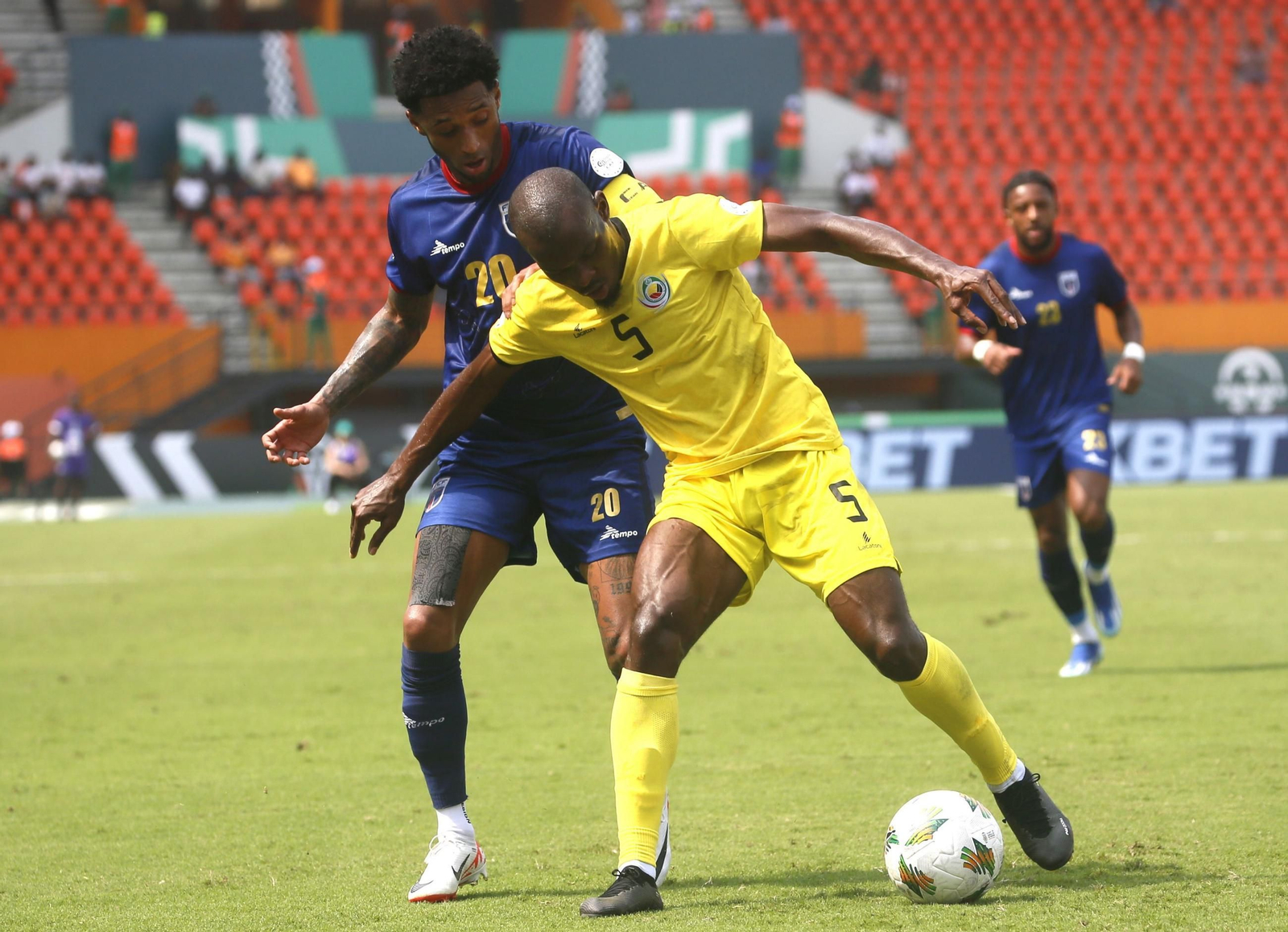 El lateral mozambiqueño conduce el esférico durante su participación en la Copa África.