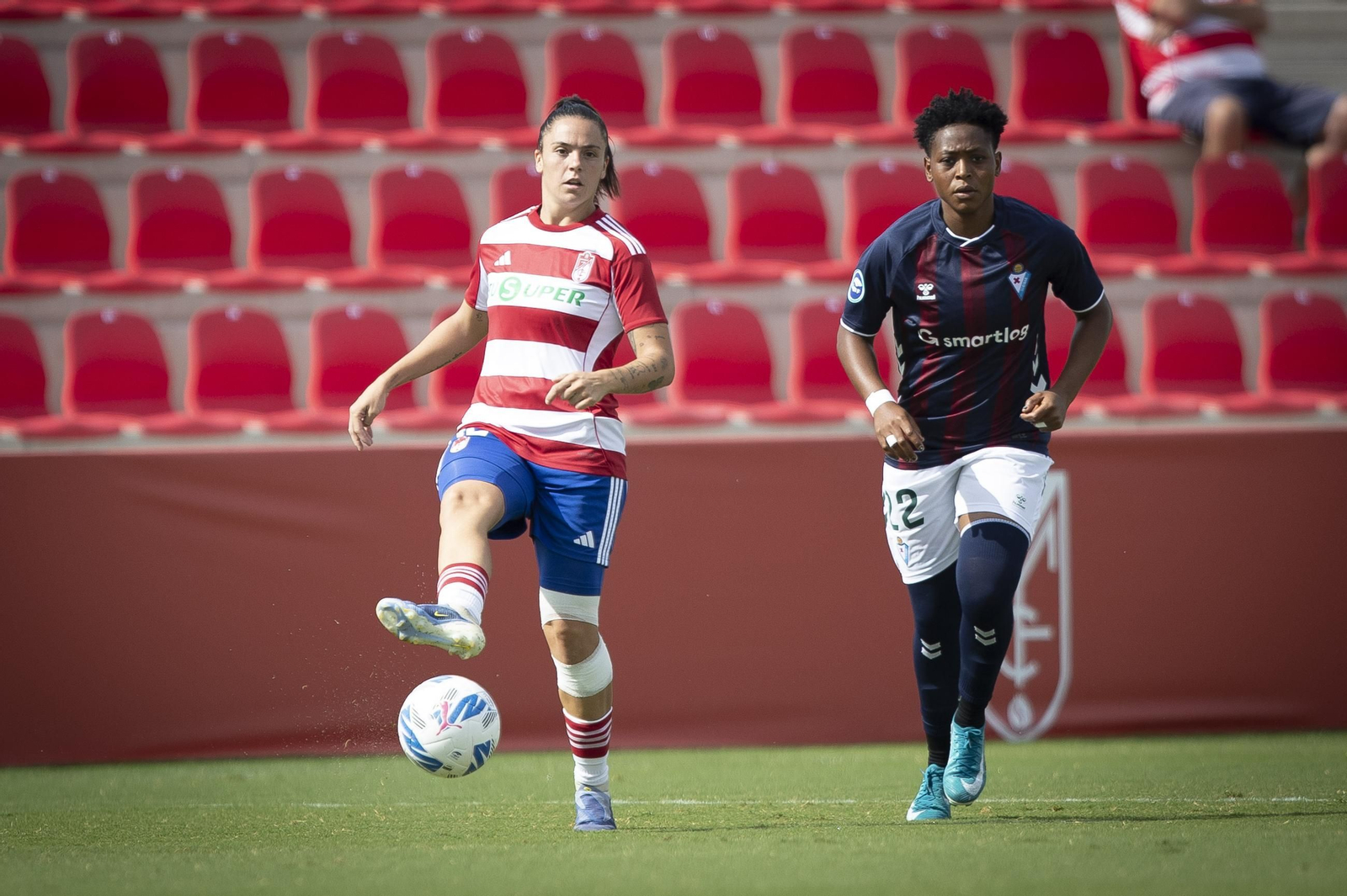 Alba Pérez toca el cuero en el partido ante el Eibar.