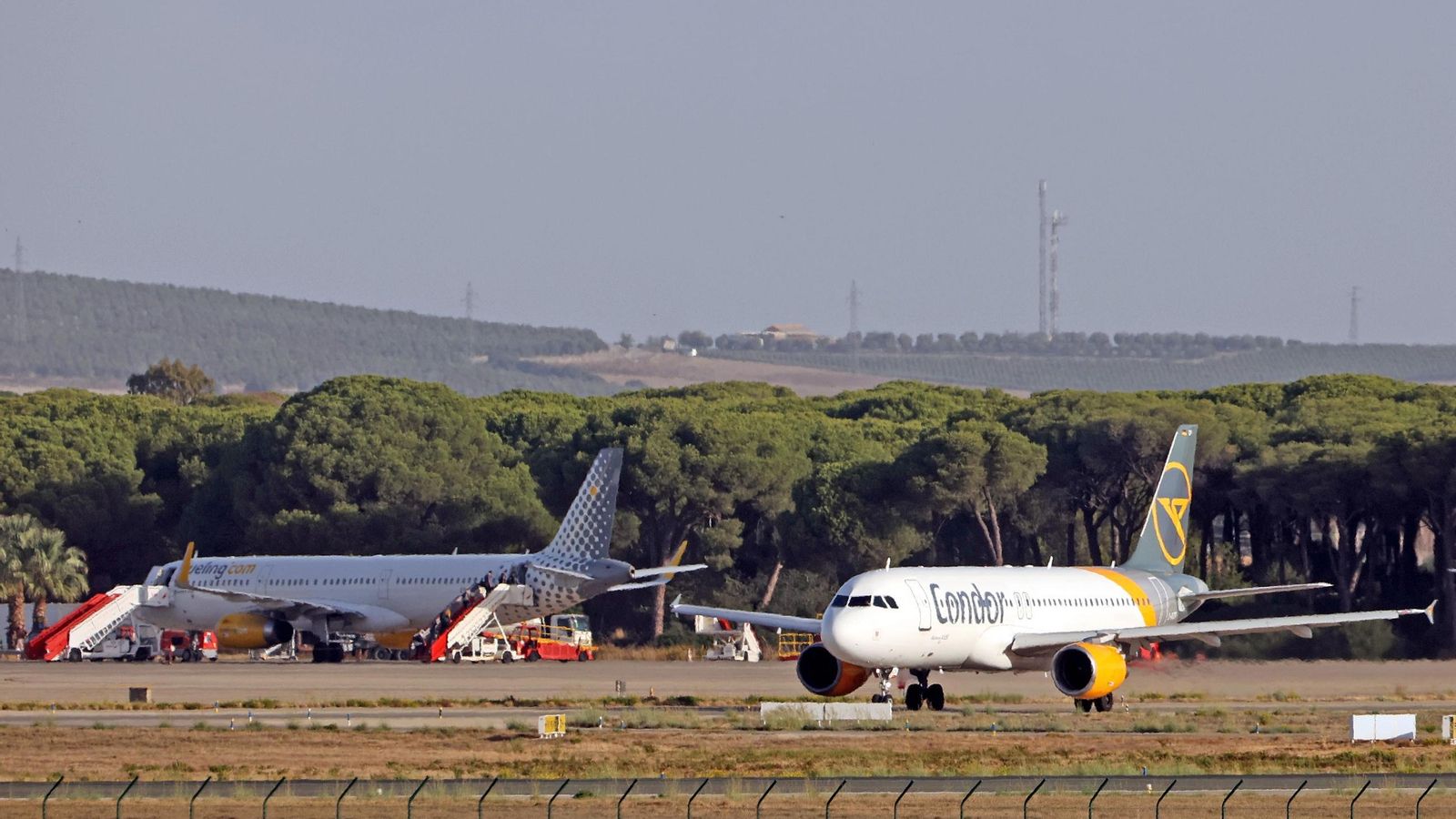 Aviones de las compañías Condor y Vueling en el aeródromo jerezano. Aviones de las compañías Condor y Vueling en el aeródromo jerezano.