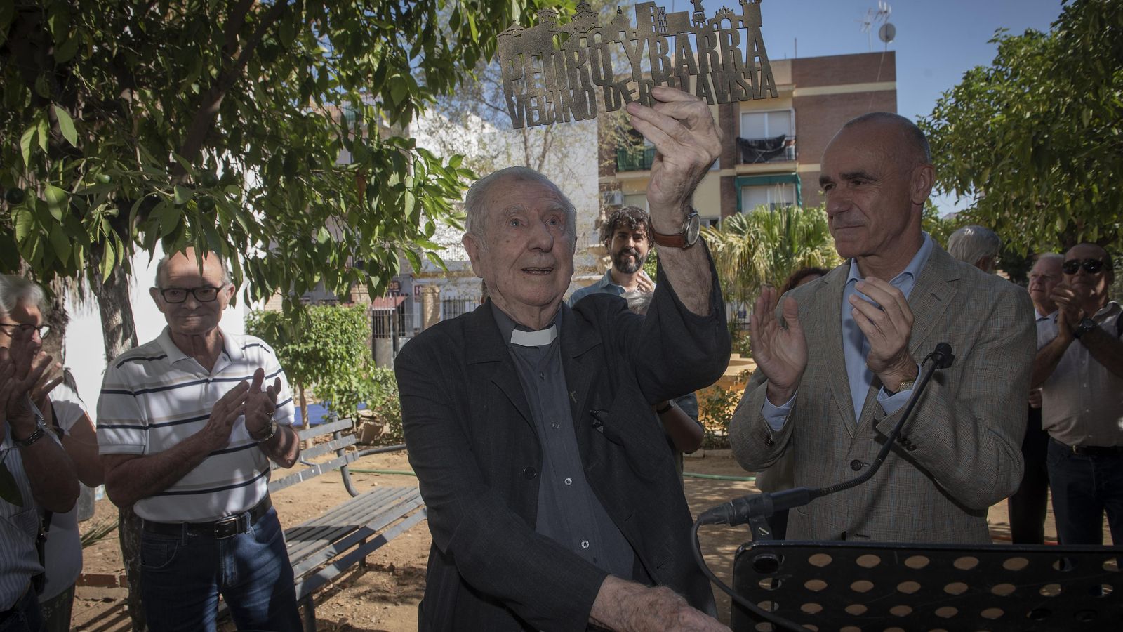 Pedro Ybarra junto a Antonio Muñoz enseña un relieve con su nombre y el de Bellavista