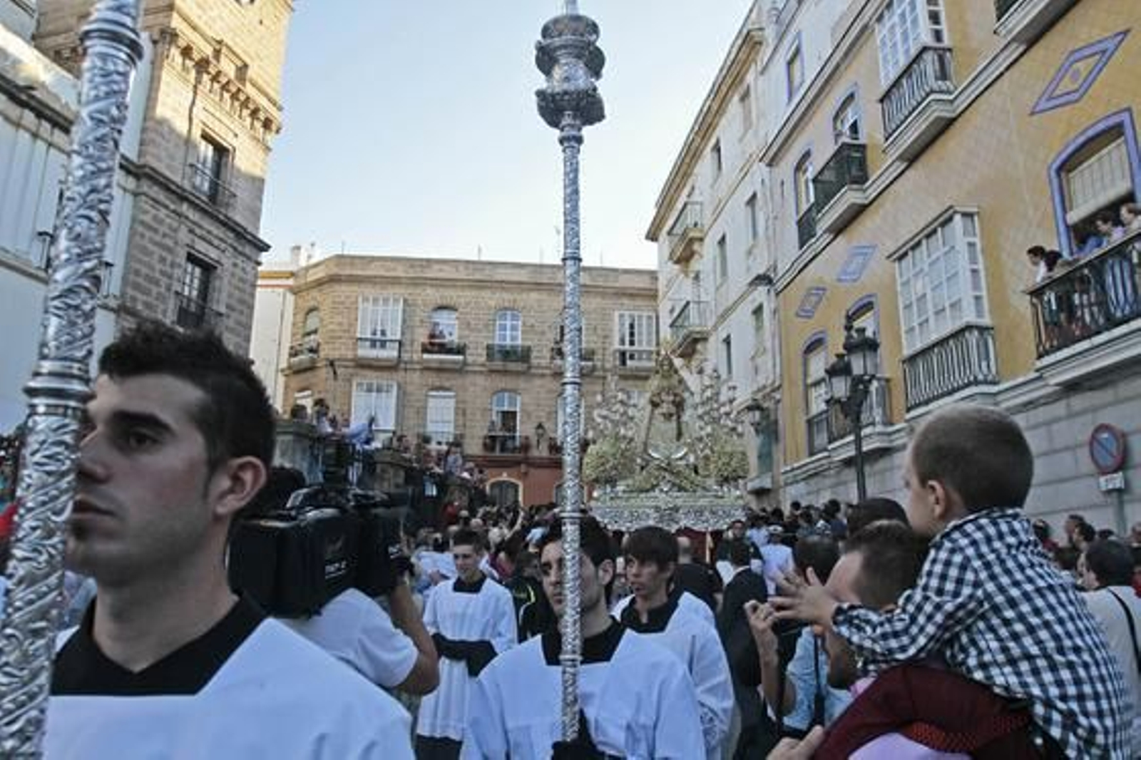 La Virgen del Rosario recorre las calles de Cádiz. 

Foto: Lourdes de Vicente