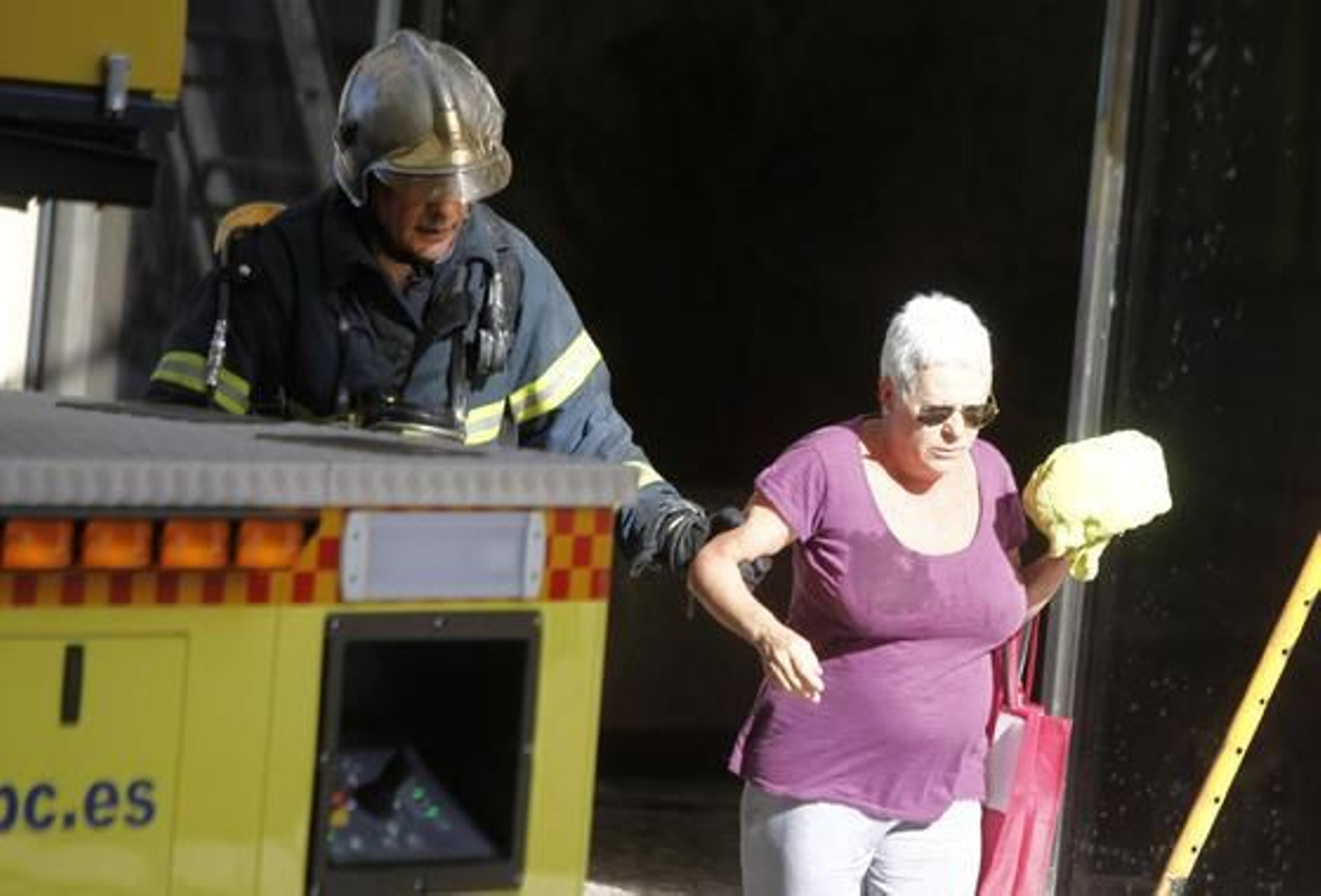 Espectacular incendio en un edificio de la calle Brasil. /Jesús Marín