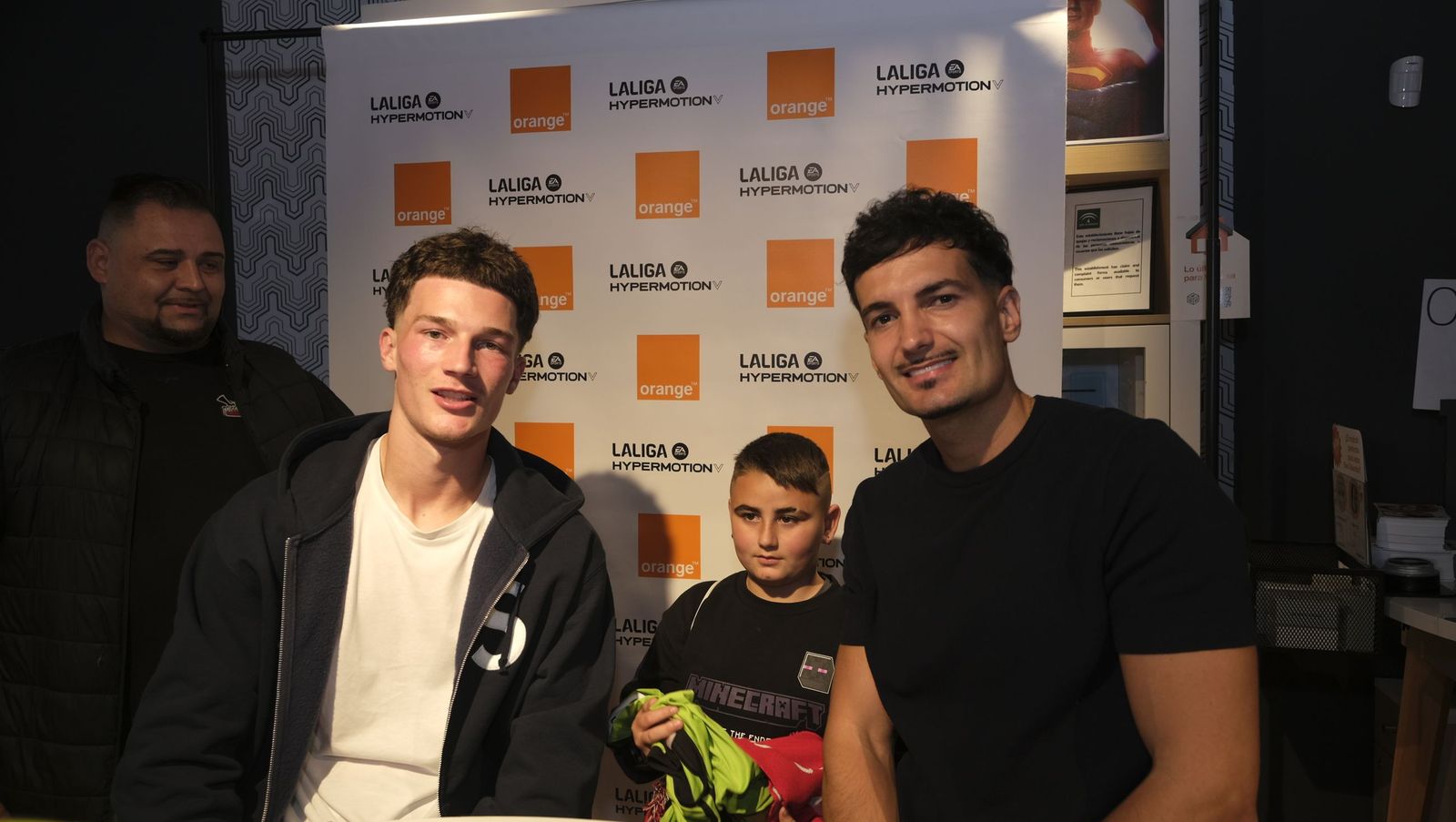 Búscate en las fotos de la firma de los jugadores de la U.D. Almería en la tienda Orange