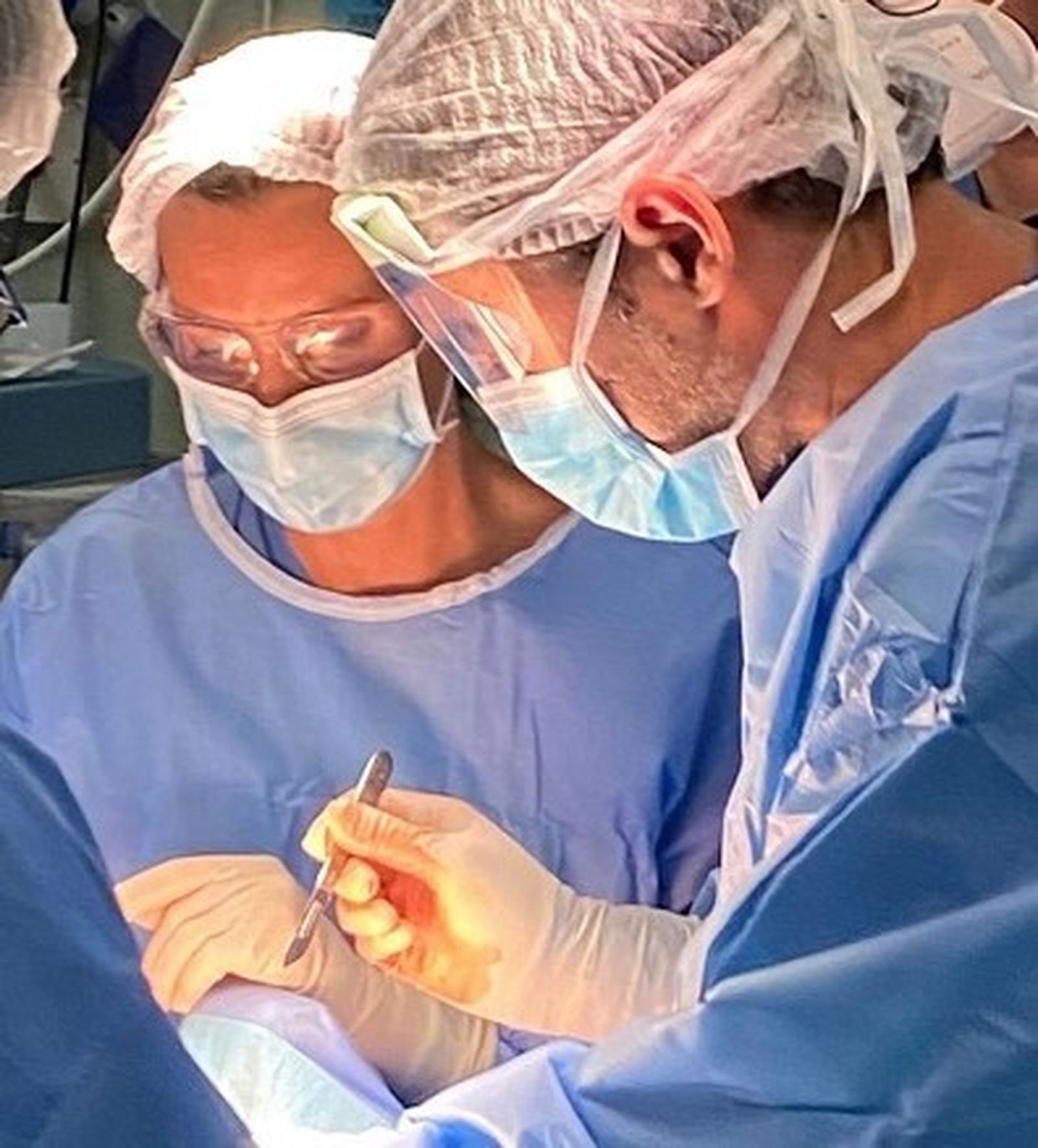 Cirujanos durante una intervención en un quirófano.